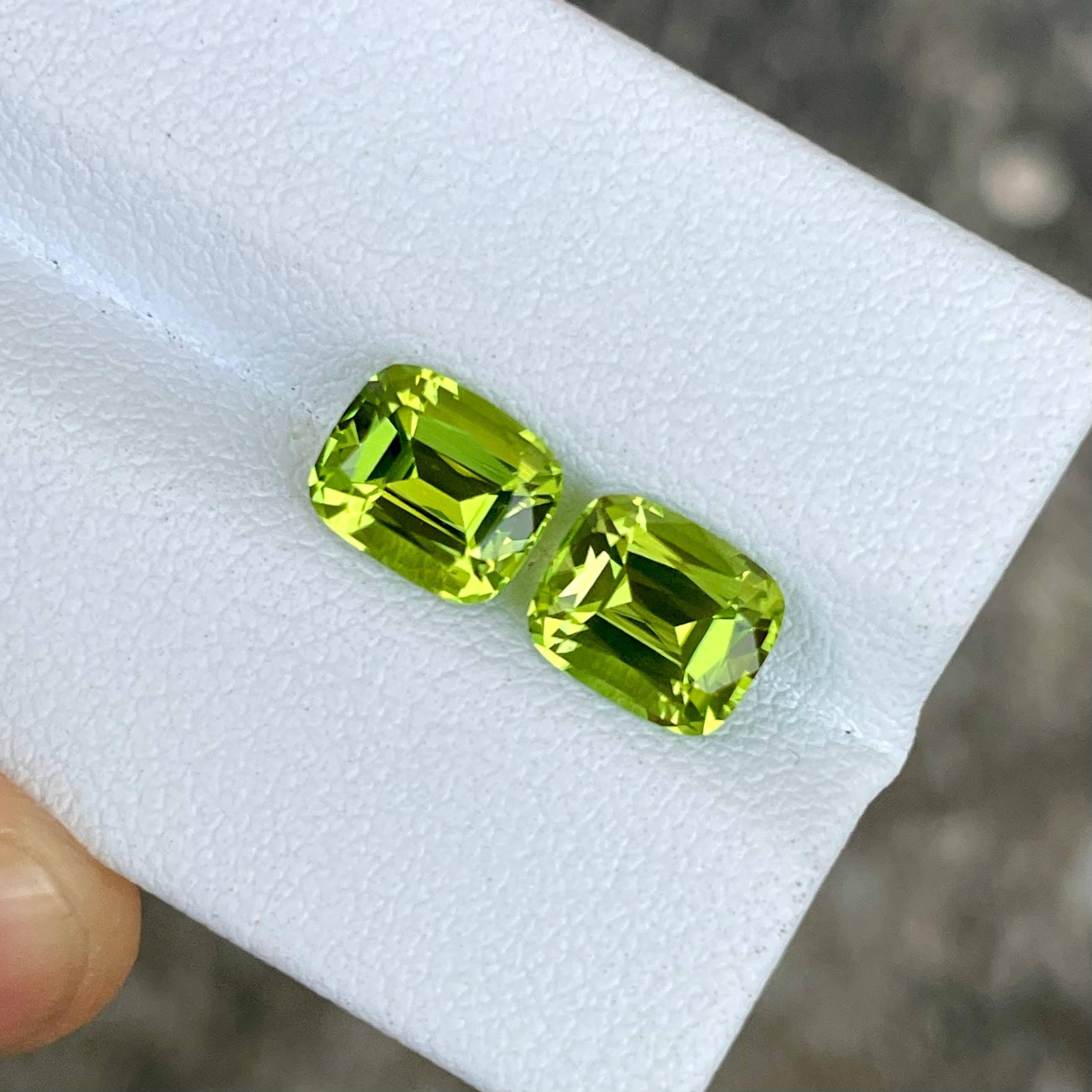 Peso 3,85 quilates 
Dimensiones 7,8x6,5x4,8 mm
Tratamiento ninguno 
Origen Pakistán 
Claridad VVS 
Cojín de forma 
Cortar cojín de fantasía 



Este impresionante par de gemas de Peridoto natural de talla cojín tiene un peso total de 3,85 quilates,