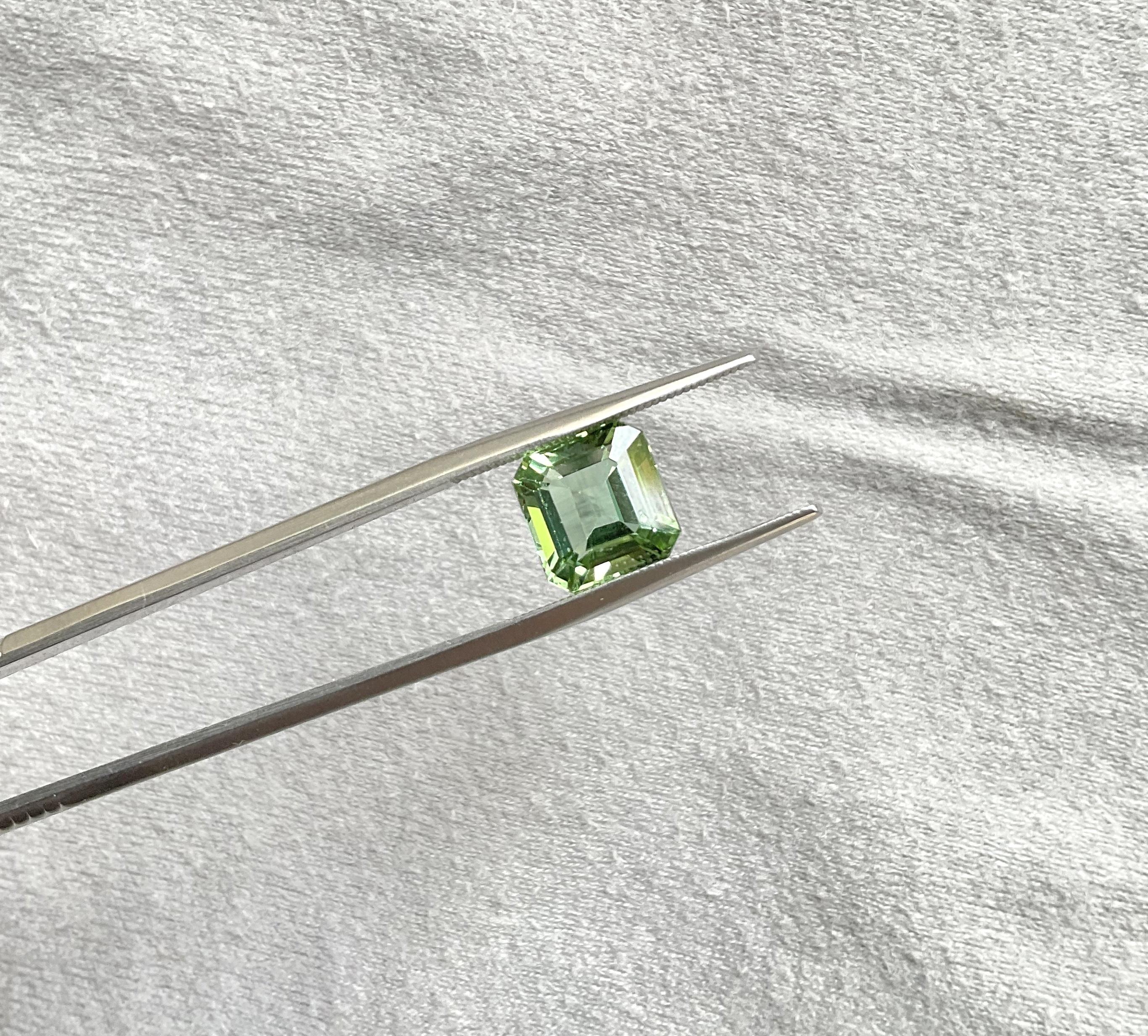 Taille carrée Pierre précieuse naturelle de 3.85 carats, tourmaline verte carrée à facettes de qualité supérieure en vente