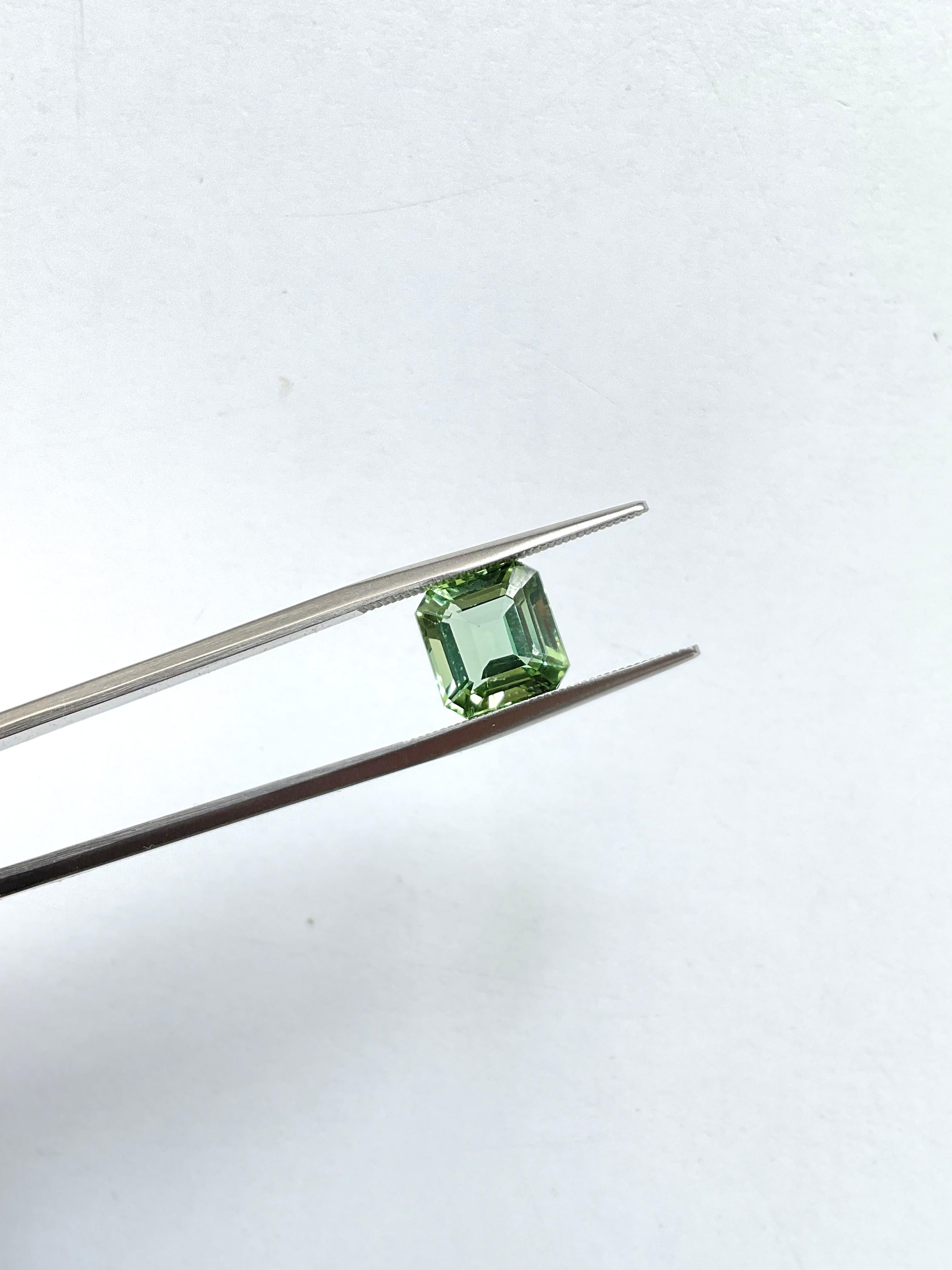 Pierre précieuse naturelle de 3.85 carats, tourmaline verte carrée à facettes de qualité supérieure Unisexe en vente