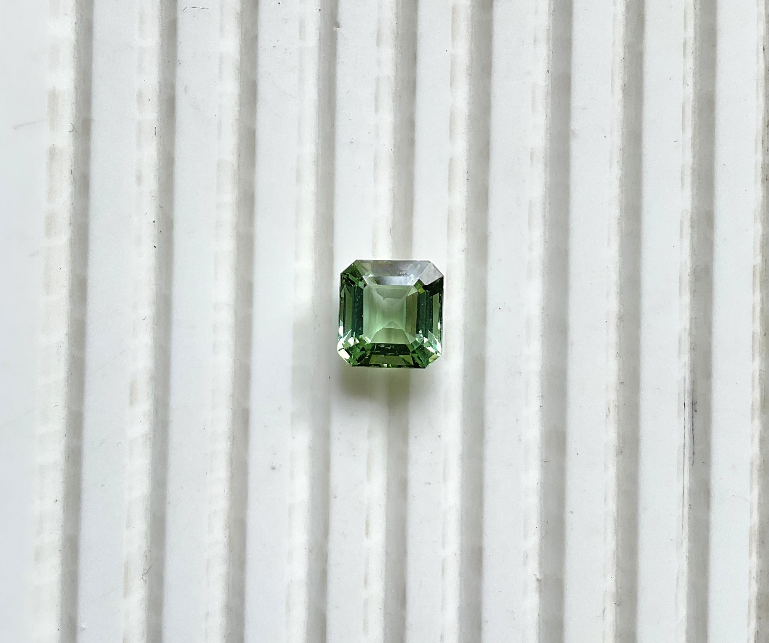 Pierre précieuse naturelle de 3.85 carats, tourmaline verte carrée à facettes de qualité supérieure en vente 1