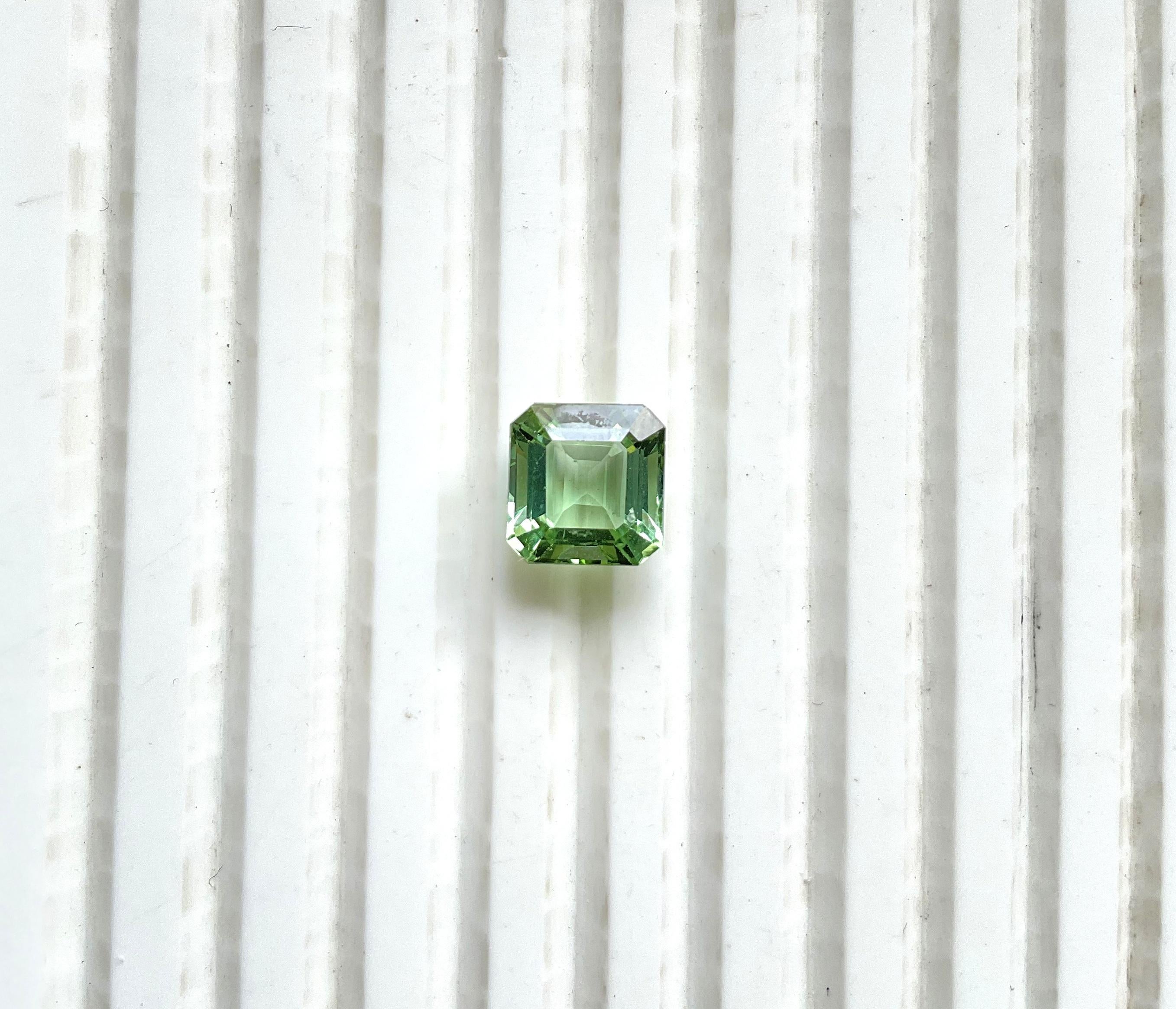 Pierre précieuse naturelle de 3.85 carats, tourmaline verte carrée à facettes de qualité supérieure en vente 2