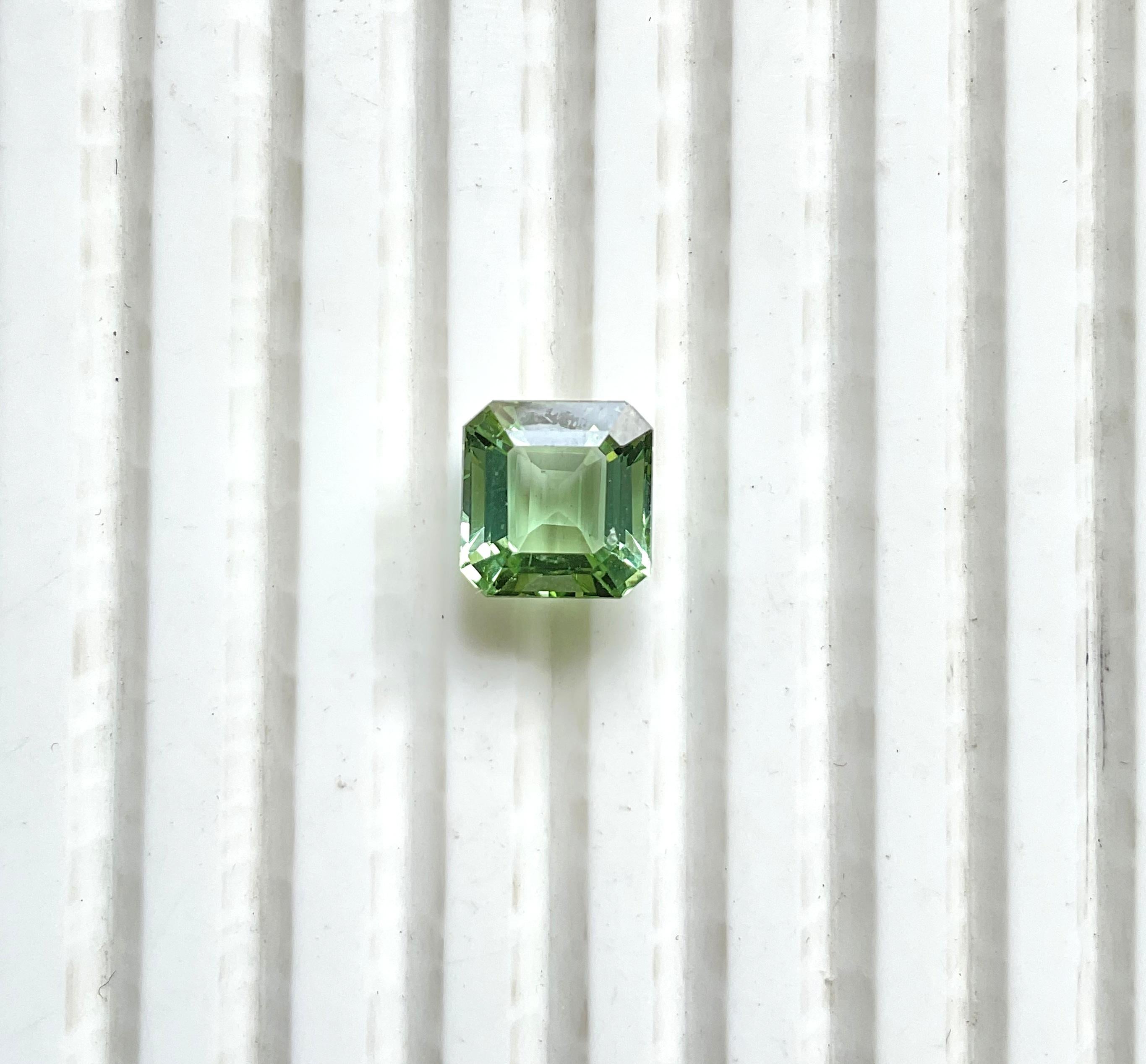 Pierre précieuse naturelle de 3.85 carats, tourmaline verte carrée à facettes de qualité supérieure en vente 3