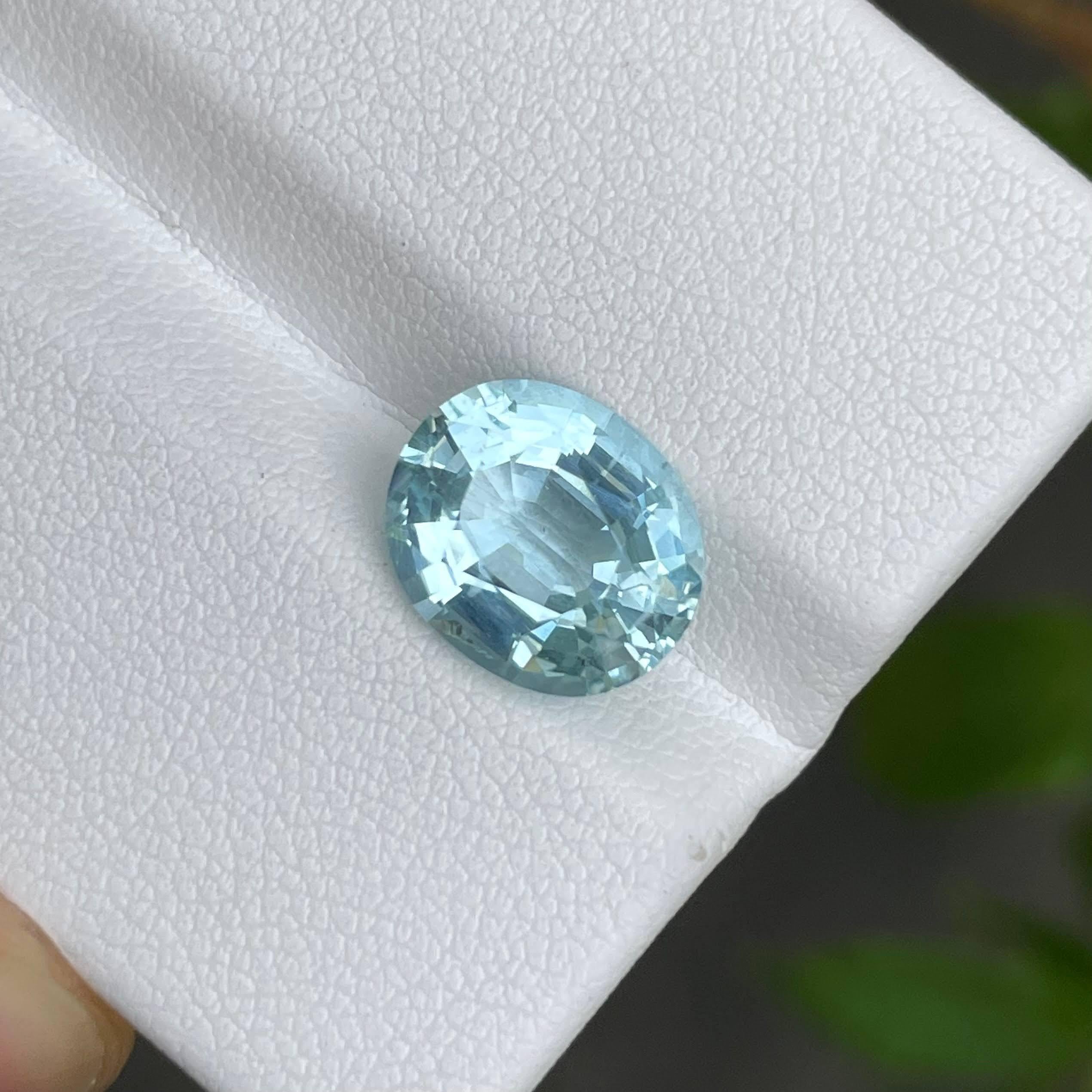 3.85 carats Light Blue Loose Aquamarine Oval Cut Natural Madagascar's Gemstone In New Condition For Sale In Bangkok, TH