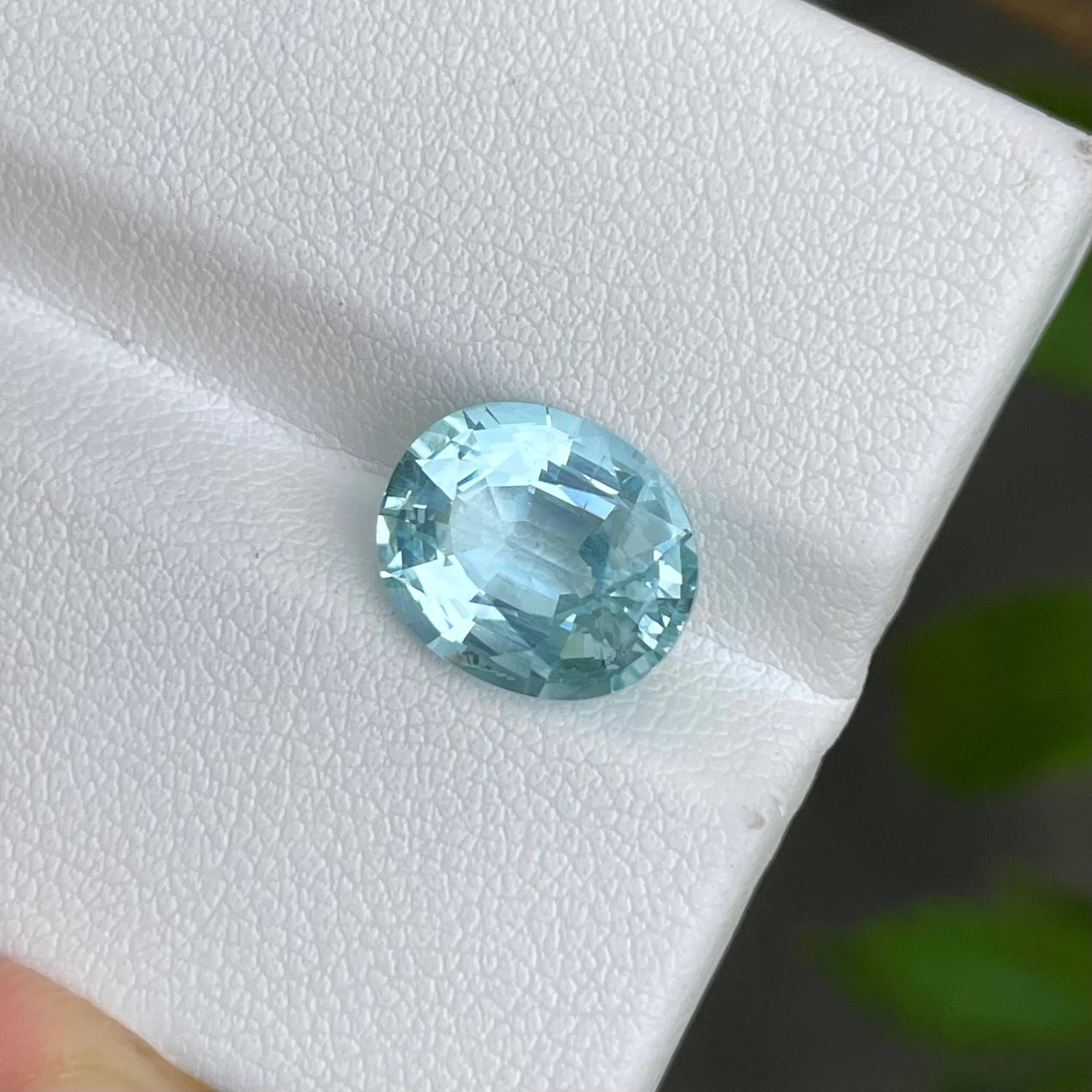 Women's or Men's 3.85 carats Light Blue Loose Aquamarine Oval Cut Natural Madagascar's Gemstone For Sale