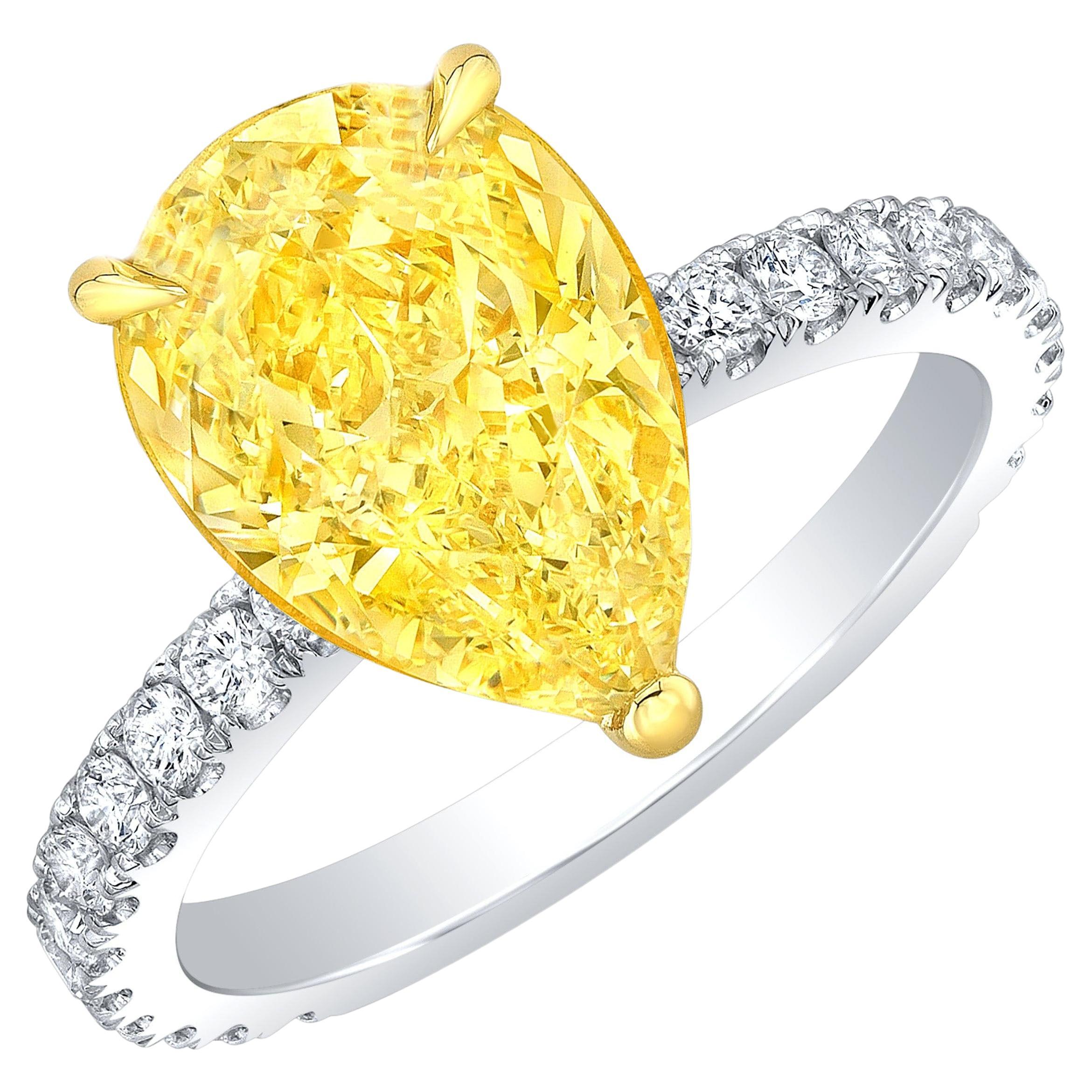 3.85 Ct Canary Fancy Light Yellow Pear Shaped Hidden Halo Engagement Ring VVS1 (Bague de fiançailles en forme de poire cachée) en vente