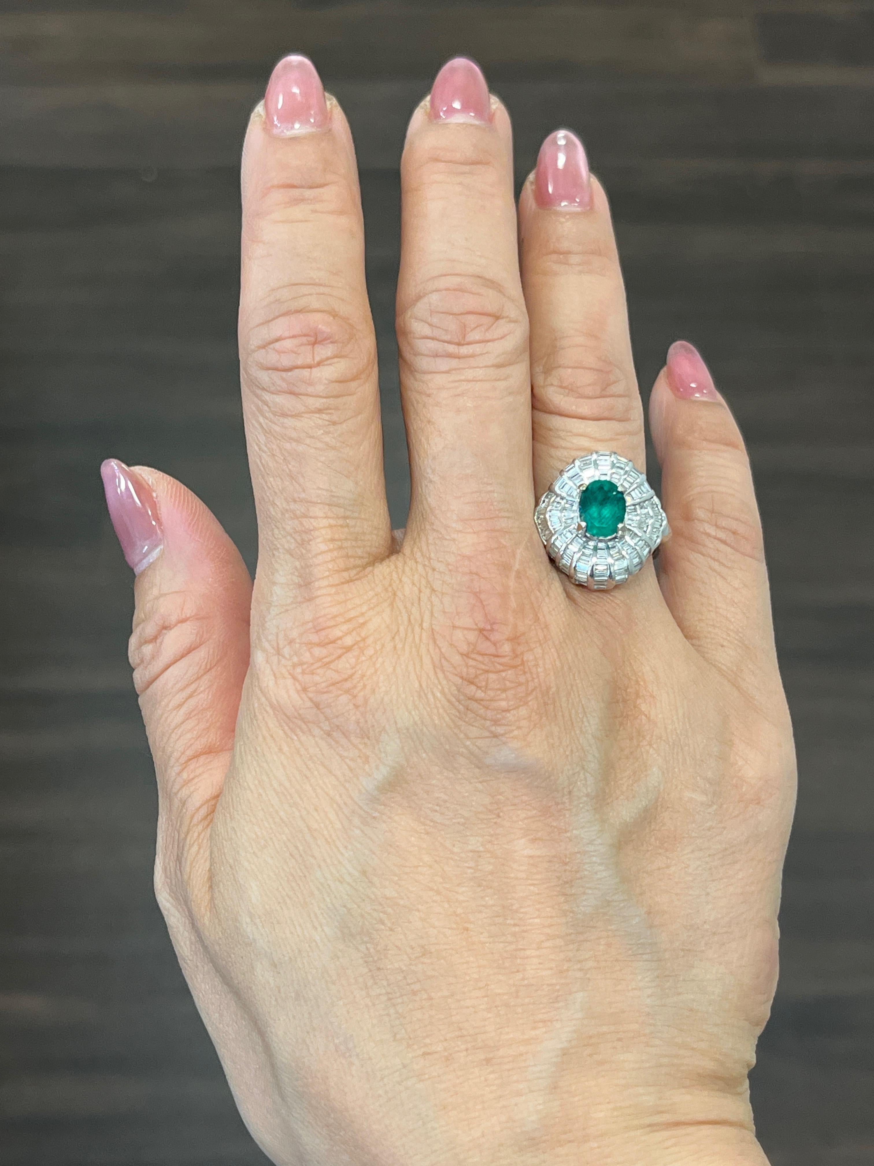 Elevate your jewelry collection with this stunning 18k white gold cocktail ring featuring a natural 1.37 ct oval-shaped emerald and sparkling diamond accents. The gemstone is set in a beautifully designed white gold band, making it an exquisite