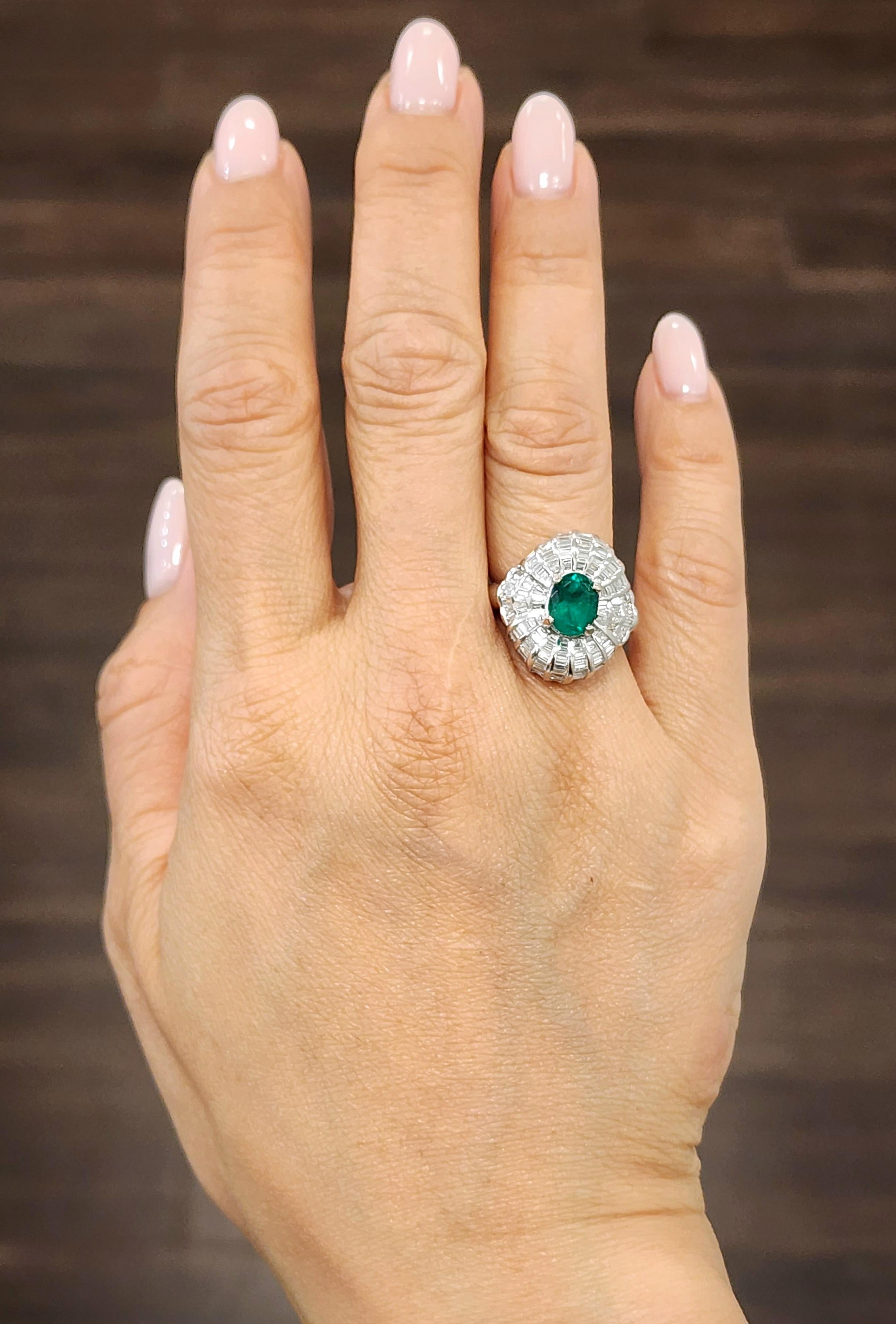 Werten Sie Ihre Schmucksammlung mit diesem atemberaubenden Cocktailring aus 18 Karat Weißgold mit einem natürlichen ovalen Smaragd von 1,37 Karat und funkelnden Diamantakzenten auf. Der Edelstein ist in ein wunderschön gestaltetes Weißgoldband