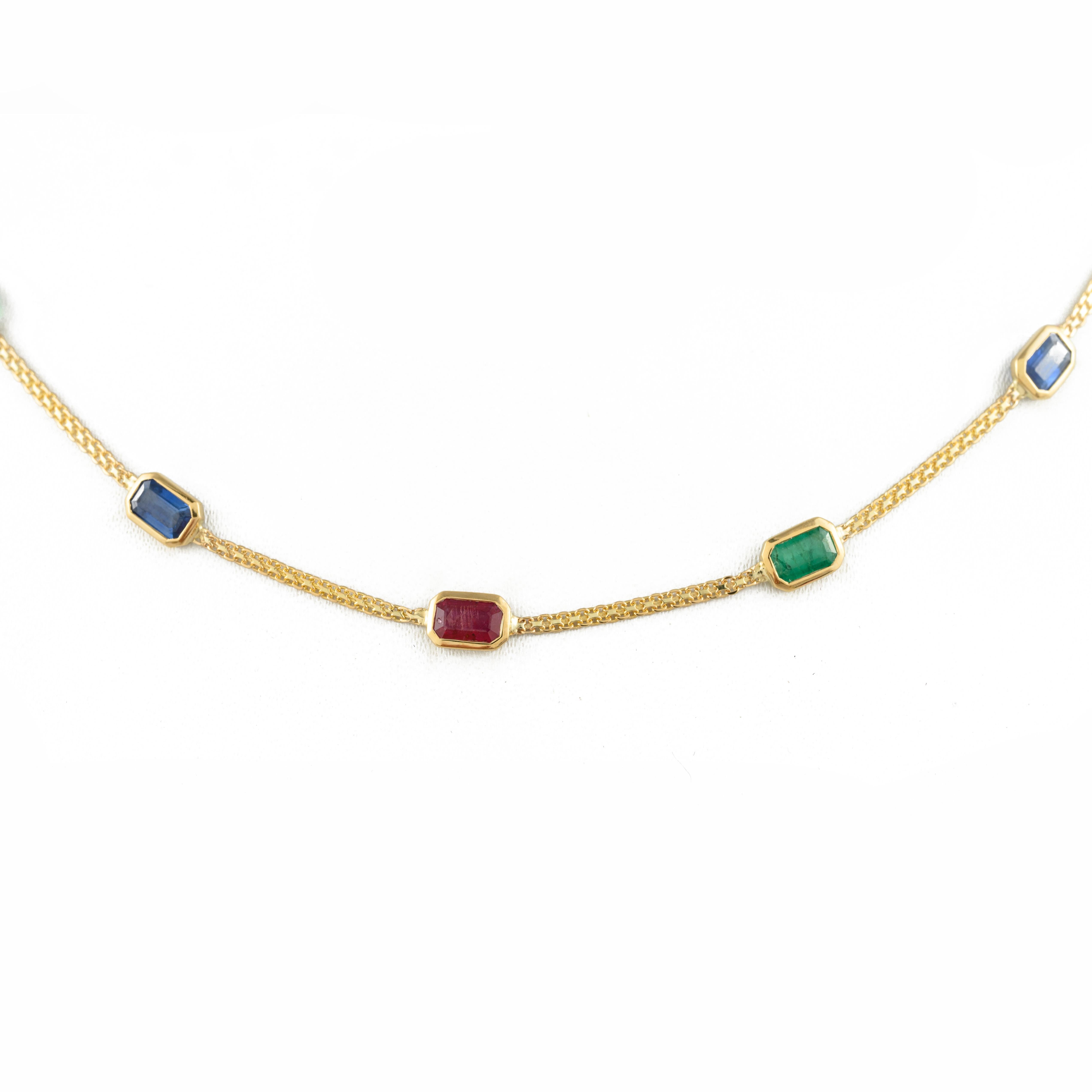 Smaragd-Rubin-Saphir-Halskette mit Smaragd, Rubin und Saphir aus 18 Karat Gold. Dieses atemberaubende Schmuckstück wertet einen Freizeitlook oder ein elegantes Outfit sofort auf. 
Der Smaragd steigert die intellektuellen Fähigkeiten, der Saphir