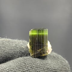 38.55 Carat Adorable spécimen de Tourmaline avec Albite de Skardu, Pakistan