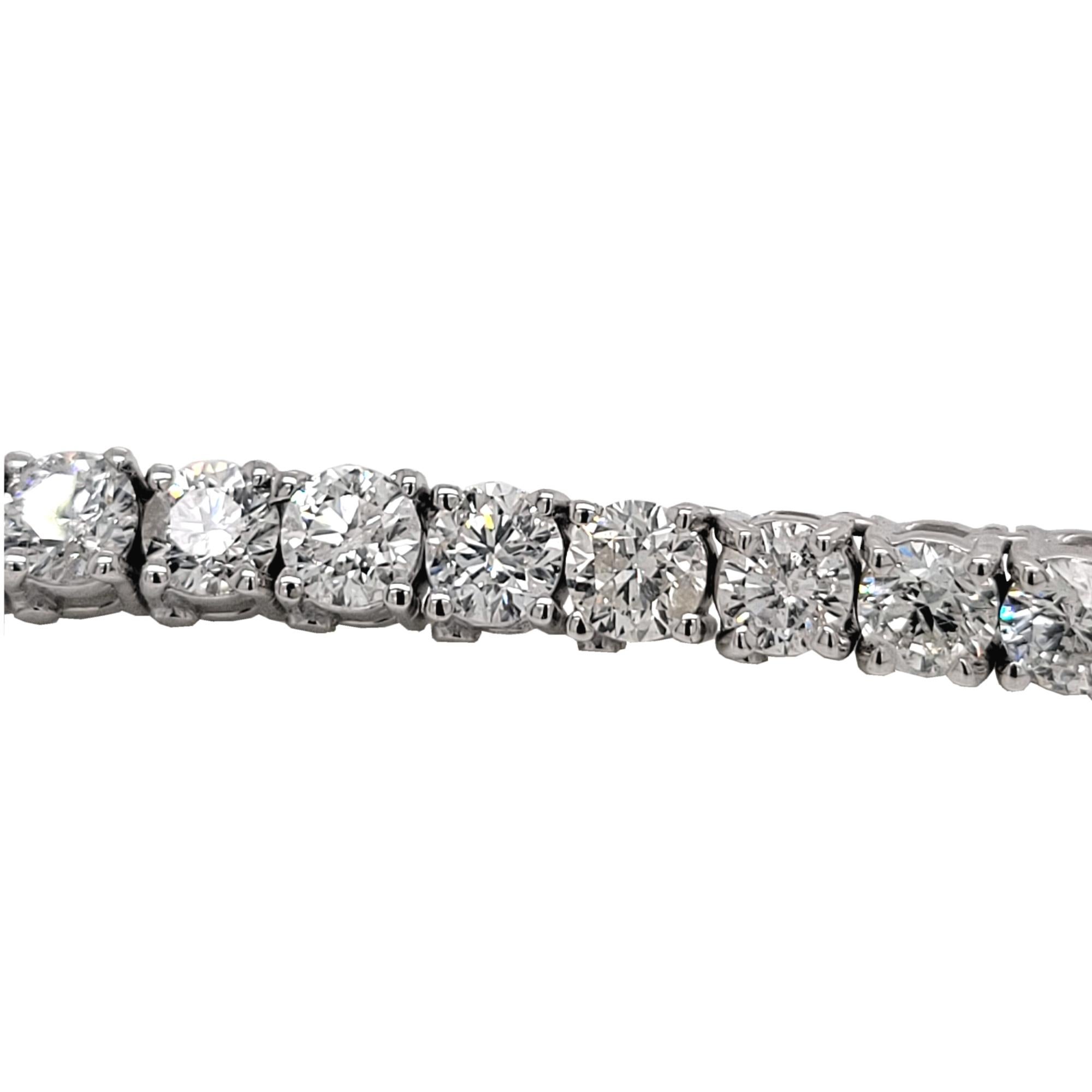 Diese Diamant-Tennis-Halskette besteht aus 141 Gliedern, die mit 4 runden Brillanten von 4 mm Durchmesser in 14K Gold gefasst sind. 
Die Länge beträgt 24 Zoll.  
Gesamtgewicht der Diamanten: 38,55 Karat 
Gesamtgewicht des Armbands: 51,6 gr