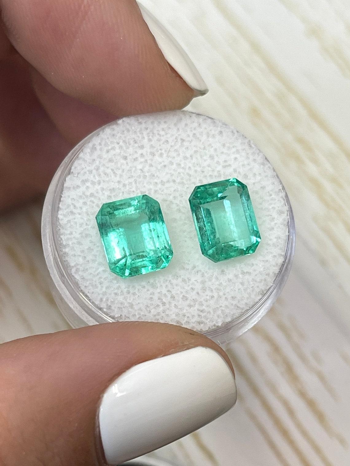 Moderne Paire véritable d'émeraudes de Colombie taille émeraude assortie 8,5 x 6,5 carats, 3,85 cw en vente