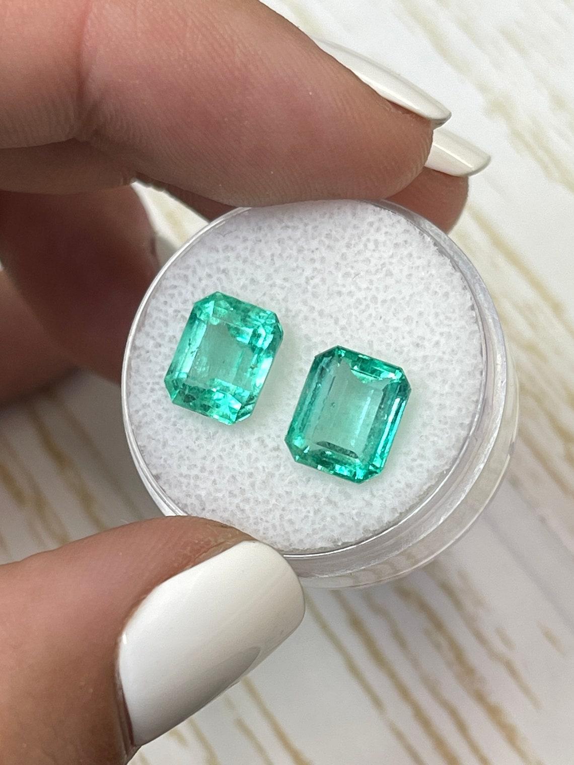 Paire véritable d'émeraudes de Colombie taille émeraude assortie 8,5 x 6,5 carats, 3,85 cw en vente 1