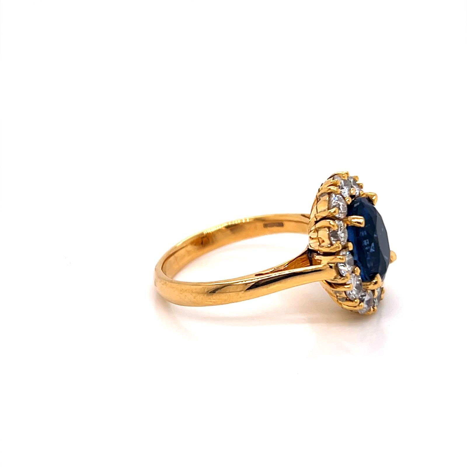 3.86 Carat Blue Sapphire and Diamond Cluster Ring set in 18K Yellow Gold (Zeitgenössisch) im Angebot