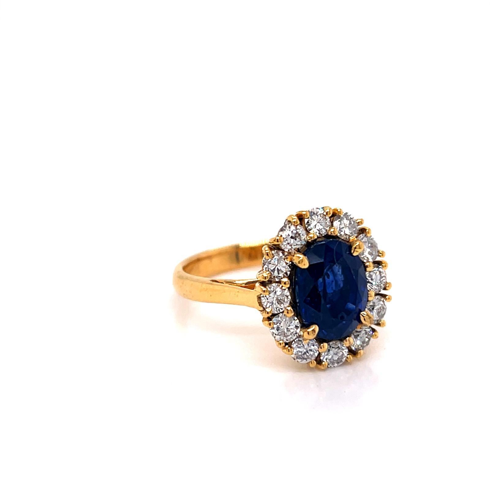 3.86 Carat Blue Sapphire and Diamond Cluster Ring set in 18K Yellow Gold (Ovalschliff) im Angebot