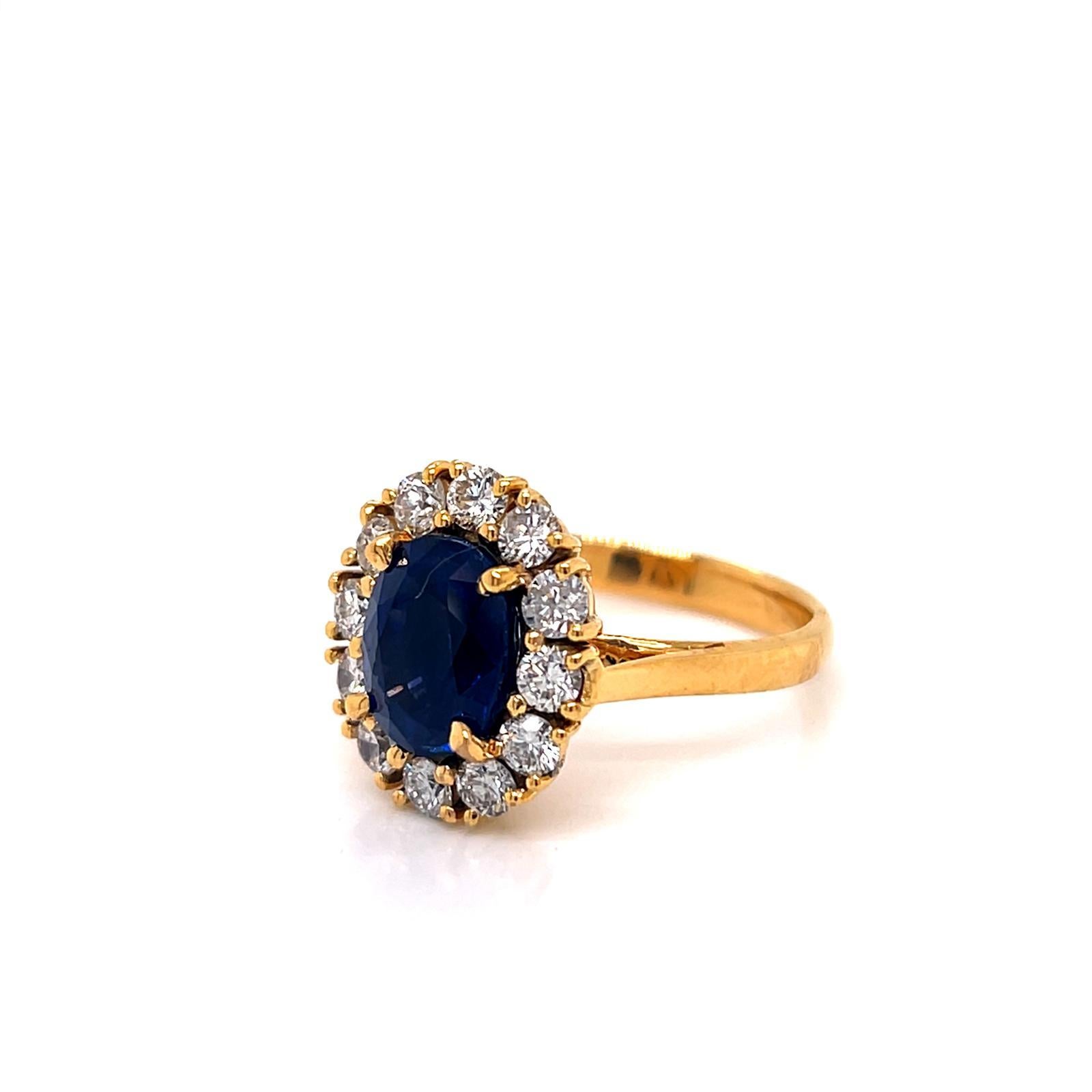 3.86 Carat Blue Sapphire and Diamond Cluster Ring set in 18K Yellow Gold im Zustand „Neu“ im Angebot in London, GB