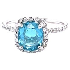 Bague en or blanc avec zircon bleu de 3.86 carats et diamants