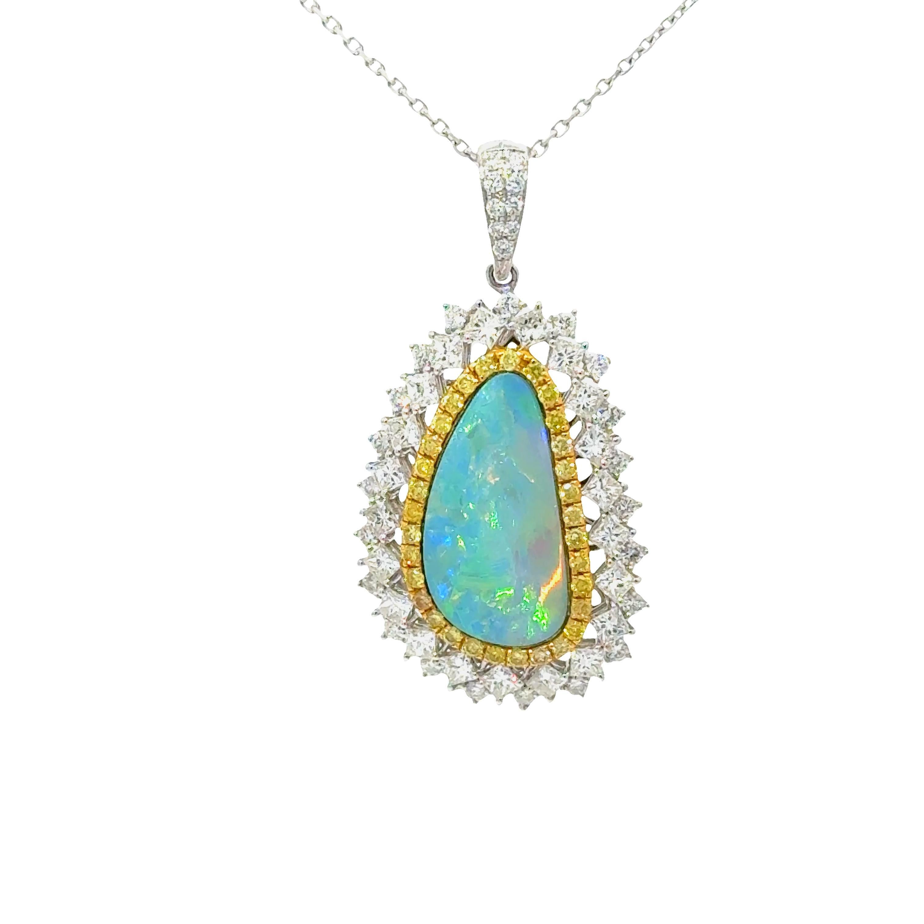 Eine auffällige Halskette mit einem fesselnden Boulder-Opal als Herzstück. Der Opal mit einem Gewicht von 3,86 Karat hat einen faszinierenden Regenbogenfarbton. Um den Opal herum sind runde gelbe und weiße Diamanten von insgesamt 1,68 Karat