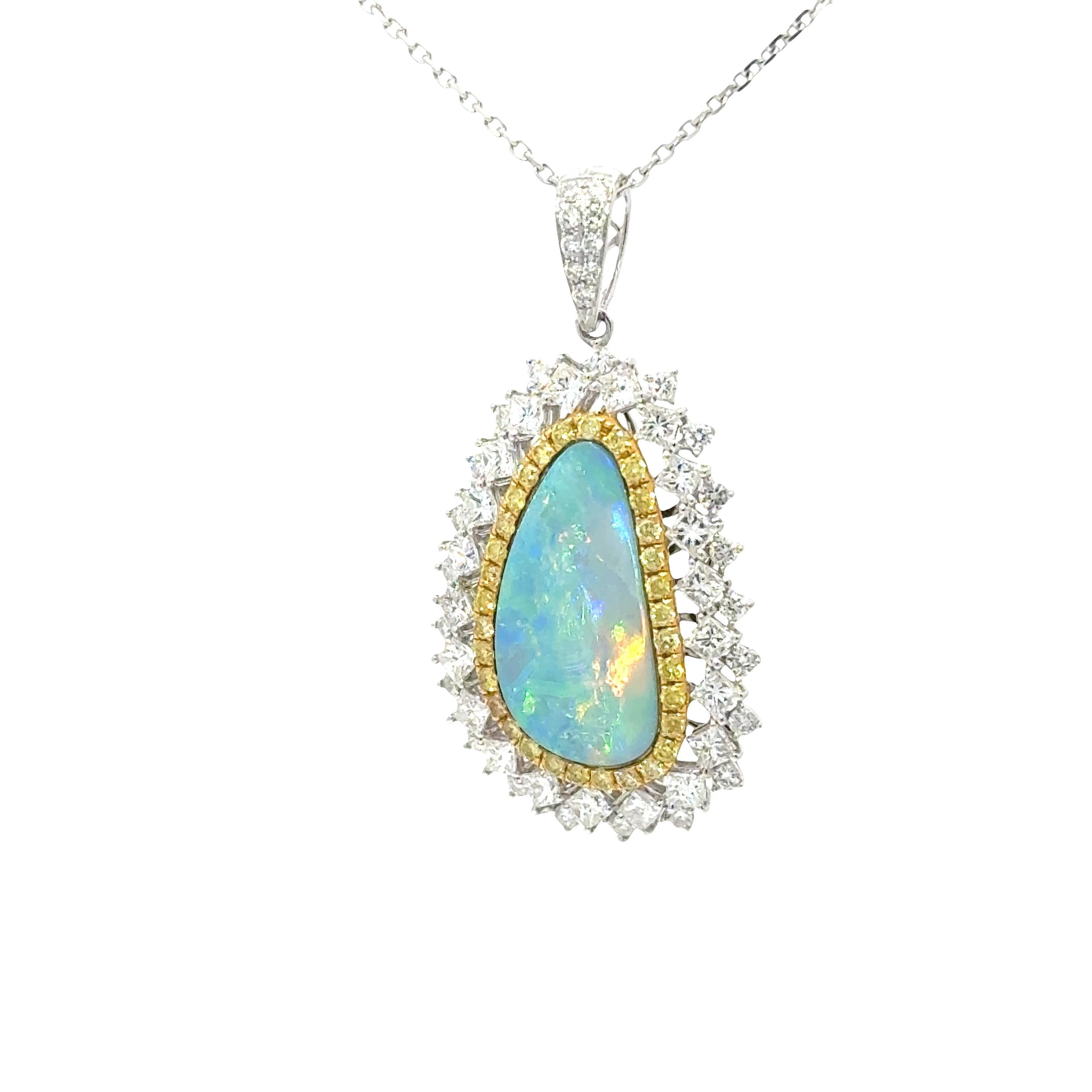 3,86 Karat Boulder Opal Diamant 18K Weiß-Gelbgold Halo-Anhänger (Zeitgenössisch) im Angebot