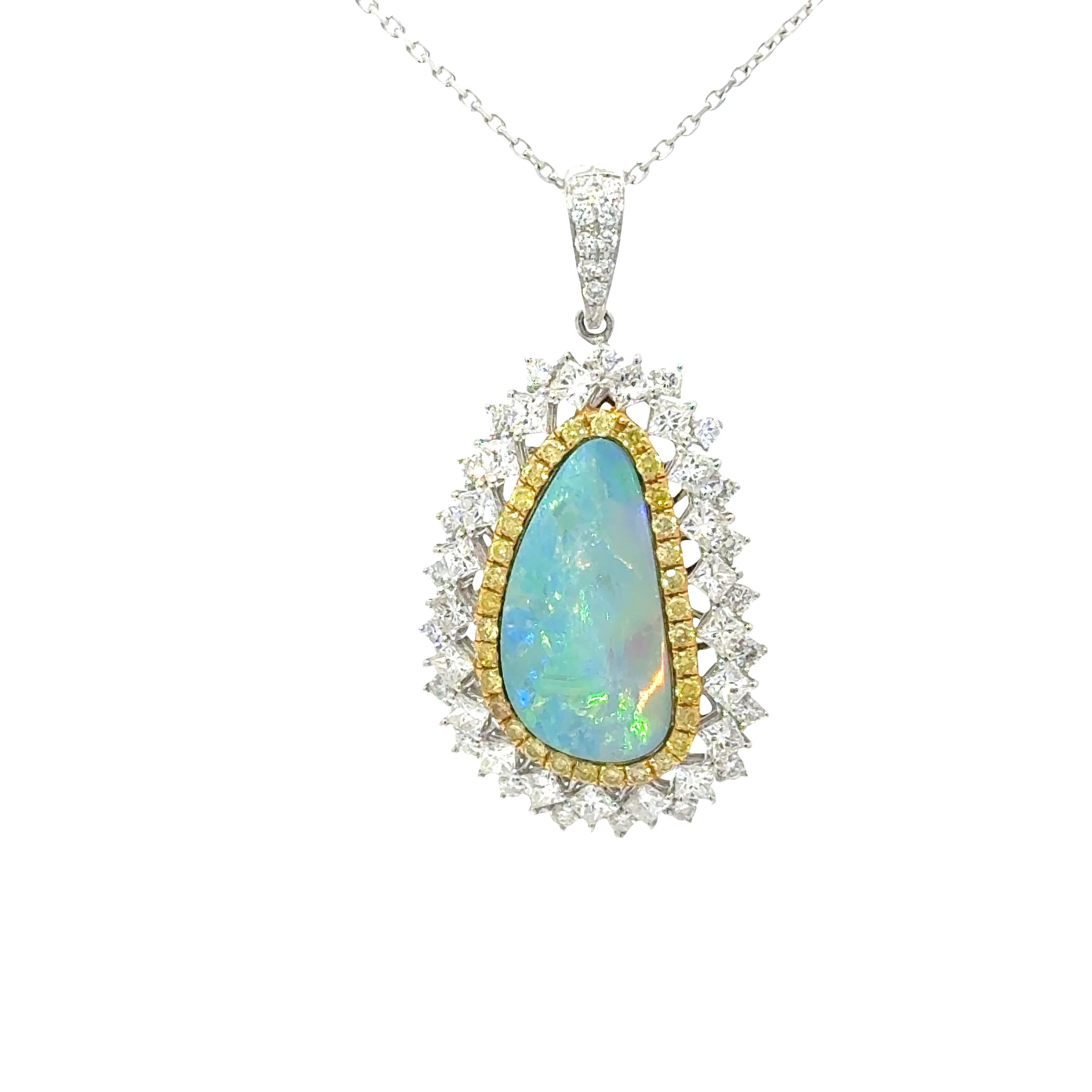 3,86 Karat Boulder Opal Diamant 18K Weiß-Gelbgold Halo-Anhänger (Brillantschliff) im Angebot