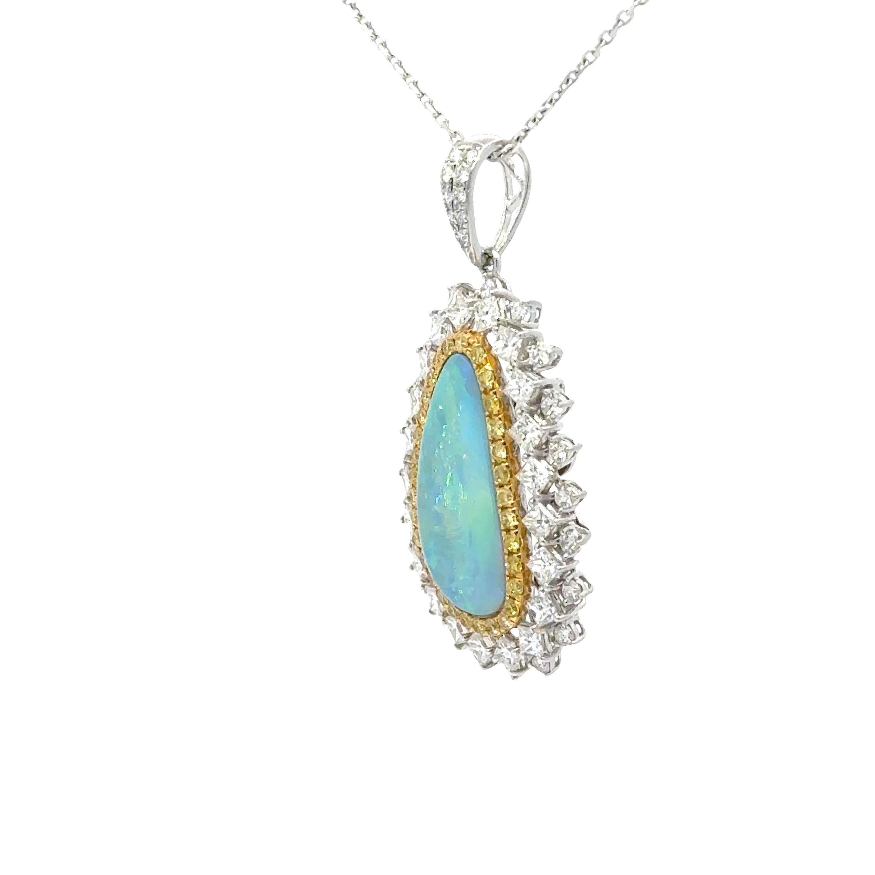 3,86 Karat Boulder Opal Diamant 18K Weiß-Gelbgold Halo-Anhänger im Zustand „Hervorragend“ im Angebot in Beverly Hills, CA
