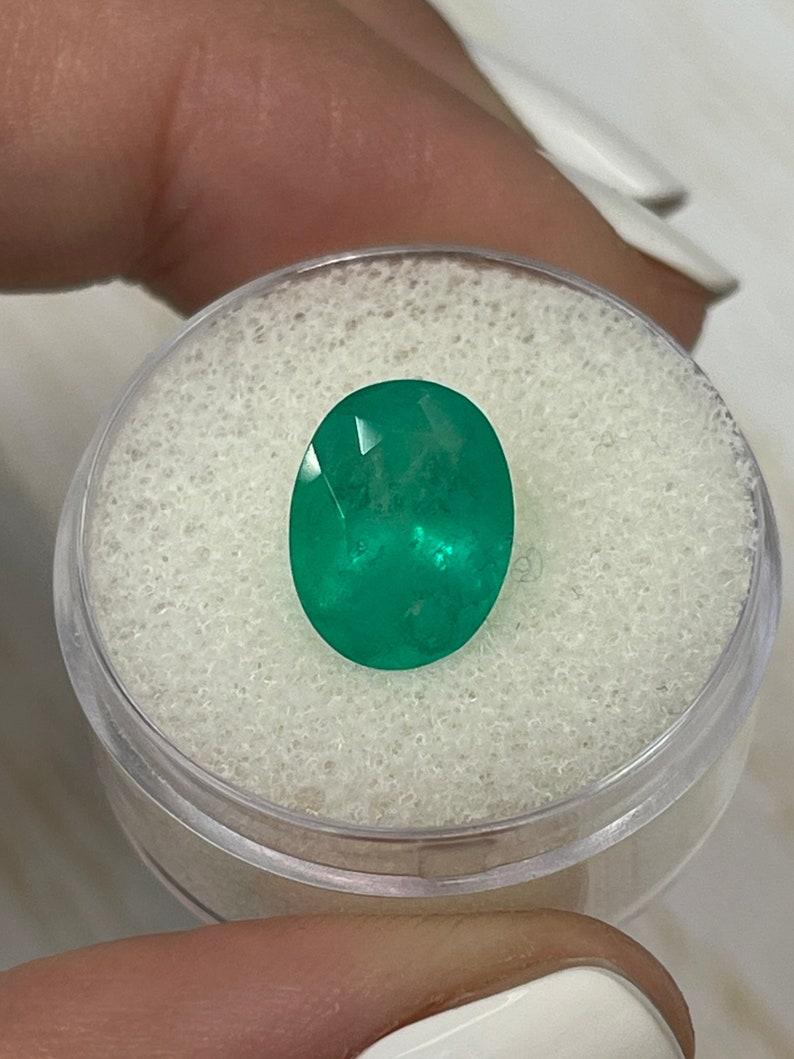3,86 Karat tief smaragdgrüner kolumbianischer Smaragd Oval - Mai Geburtsstein Edelstein (Ovalschliff) im Angebot