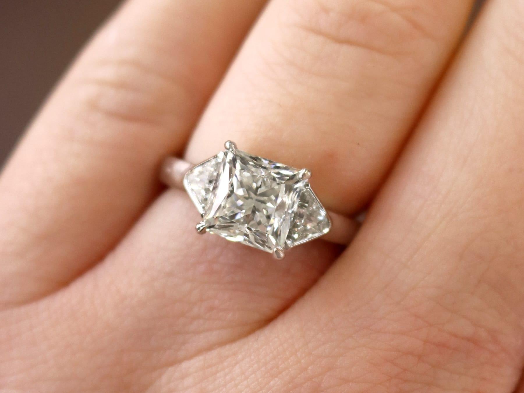 Uno splendido anello di fidanzamento contemporaneo con tre pietre in platino e diamanti da 3,86 carati; fa parte delle nostre diverse collezioni di gioielli con diamanti e gioielli di proprietà.

Questo splendido anello di fidanzamento con diamante