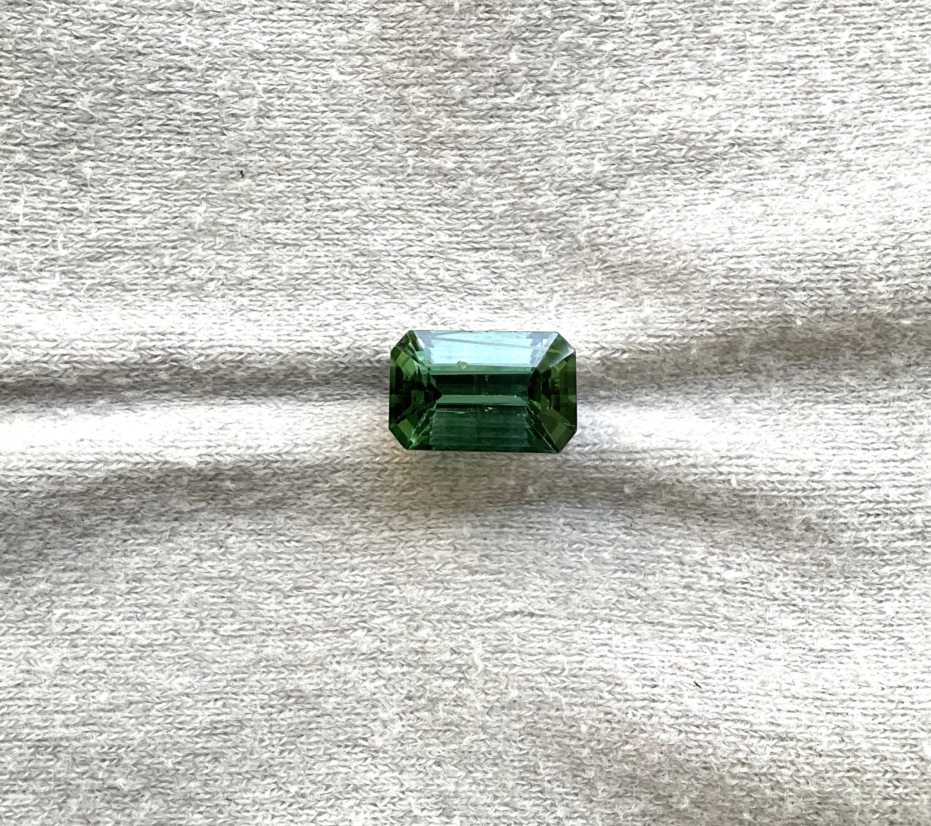 Art déco Pierre naturelle de 3.86 carats, tourmaline verte octogonale taillée à facettes de qualité supérieure en vente