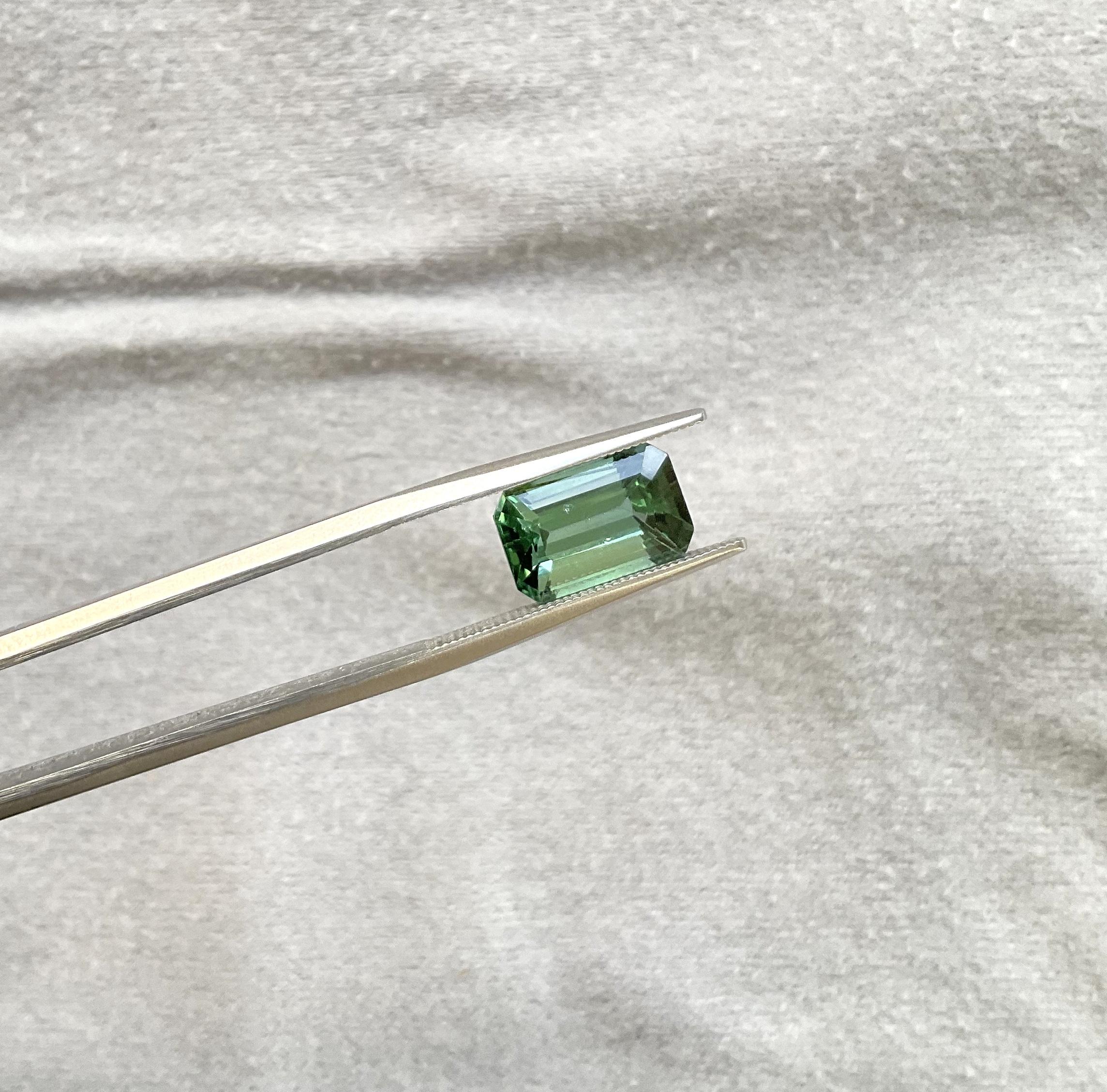 Taille octogone Pierre naturelle de 3.86 carats, tourmaline verte octogonale taillée à facettes de qualité supérieure en vente