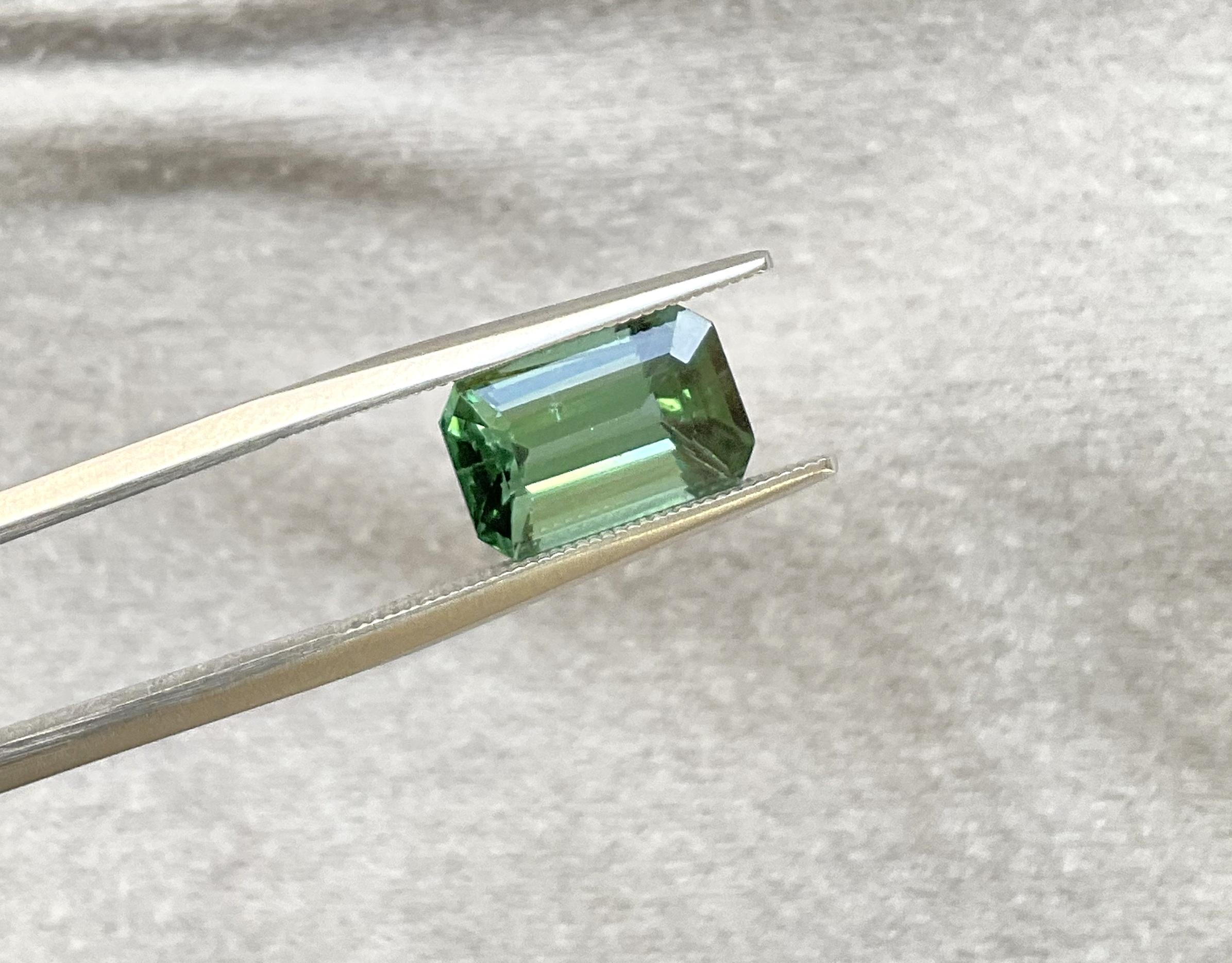 Pierre naturelle de 3.86 carats, tourmaline verte octogonale taillée à facettes de qualité supérieure Neuf - En vente à Jaipur, RJ
