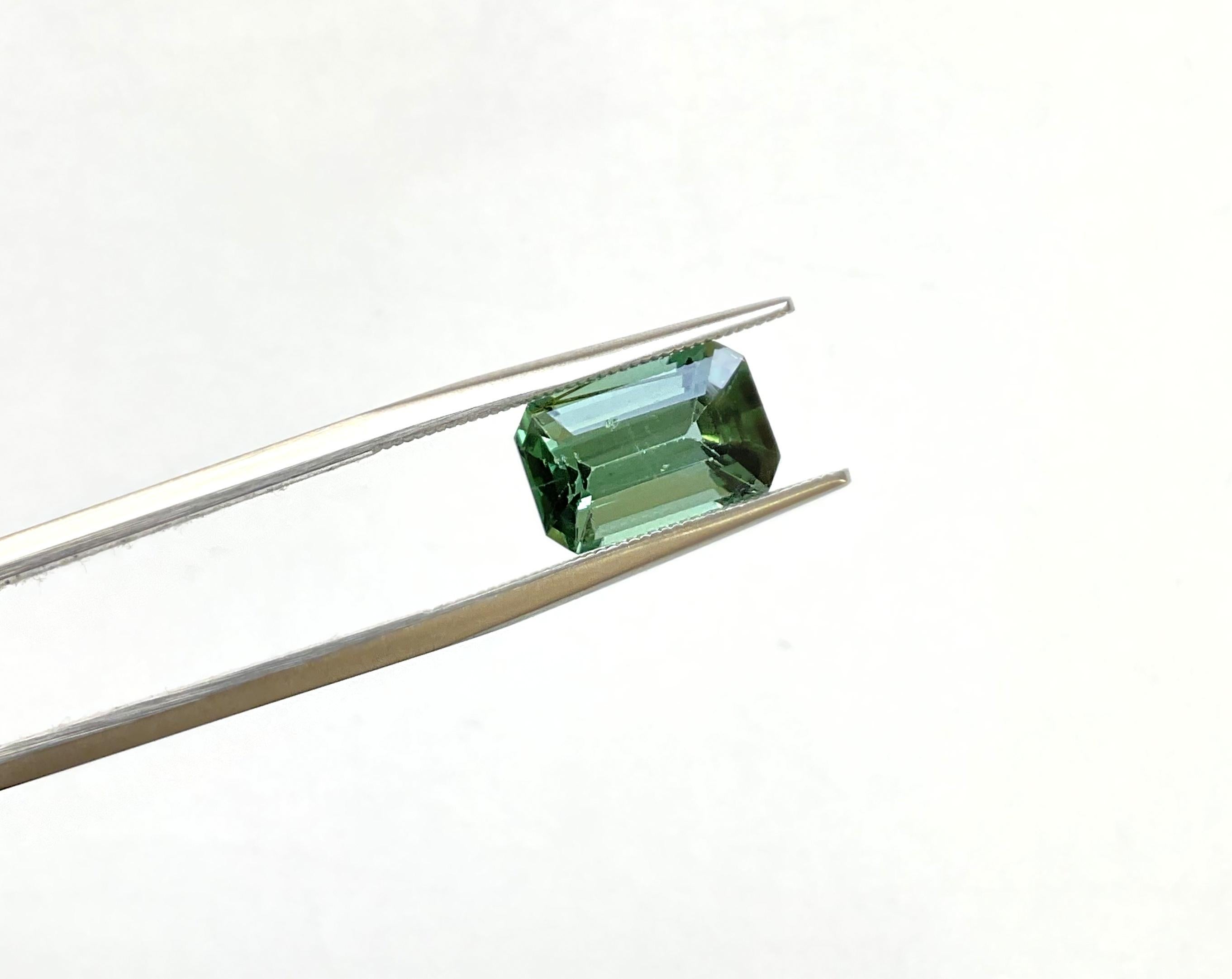 Pierre naturelle de 3.86 carats, tourmaline verte octogonale taillée à facettes de qualité supérieure Unisexe en vente