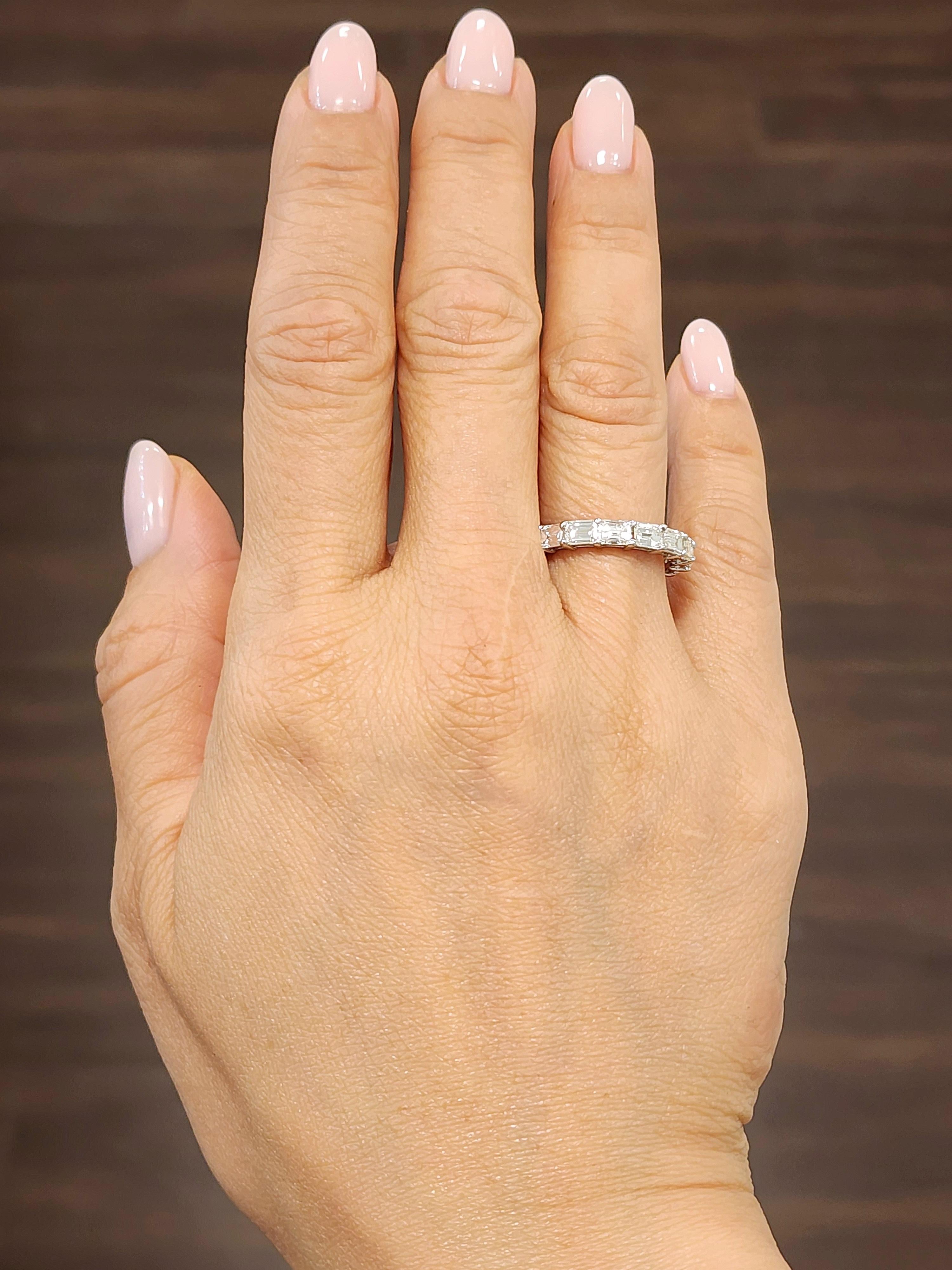 Este impresionante anillo de eternidad Este-Oeste talla esmeralda atraerá todas las miradas. Alrededor del anillo se exhiben 16 esmeraldas engastadas en platino. Los diamantes tienen un color G/H y una claridad VS. Un anillo precioso para añadir a