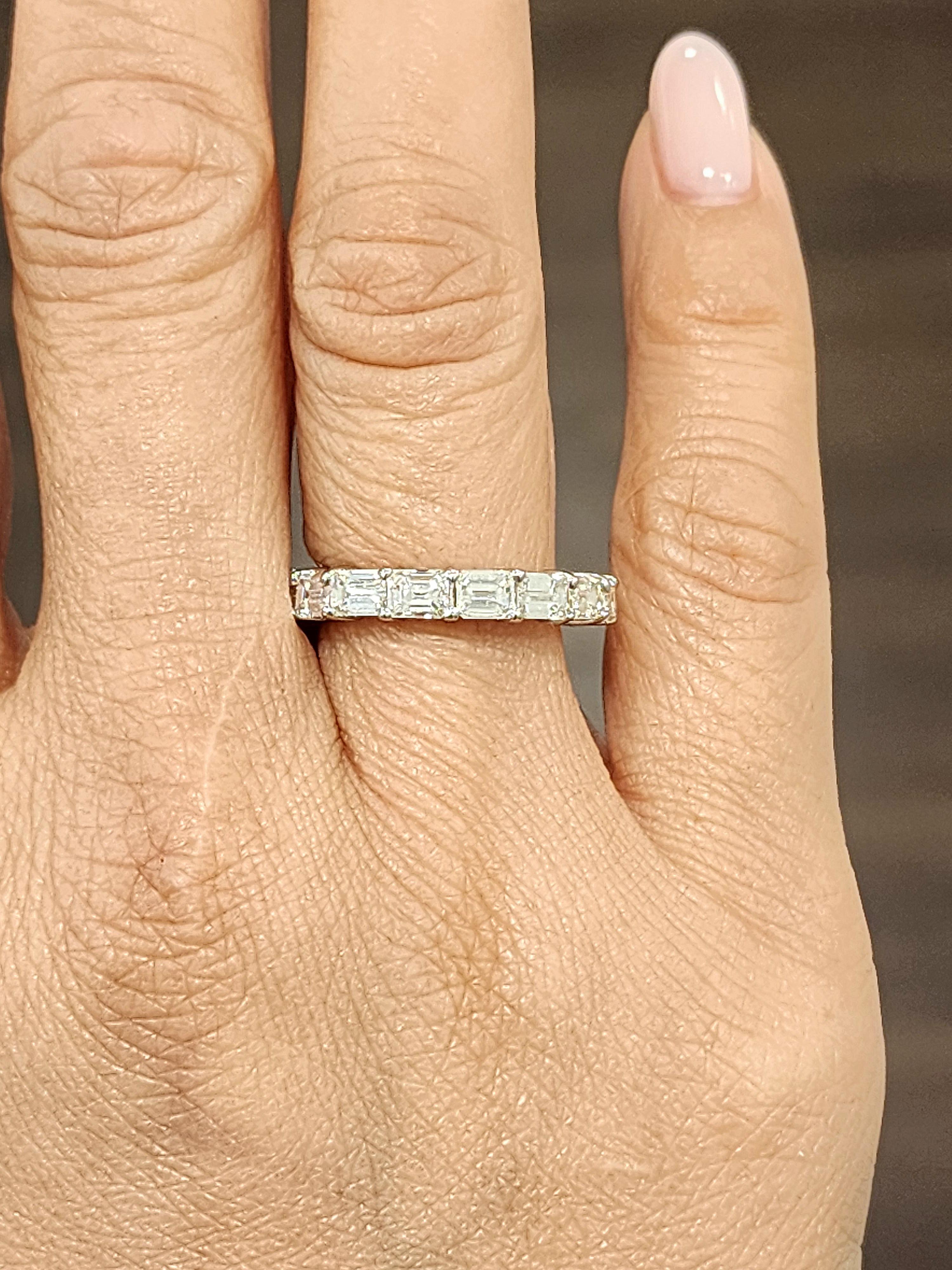 Anillo Eternidad 3,86 ct Corte Esmeralda Este Oeste Moderno en venta