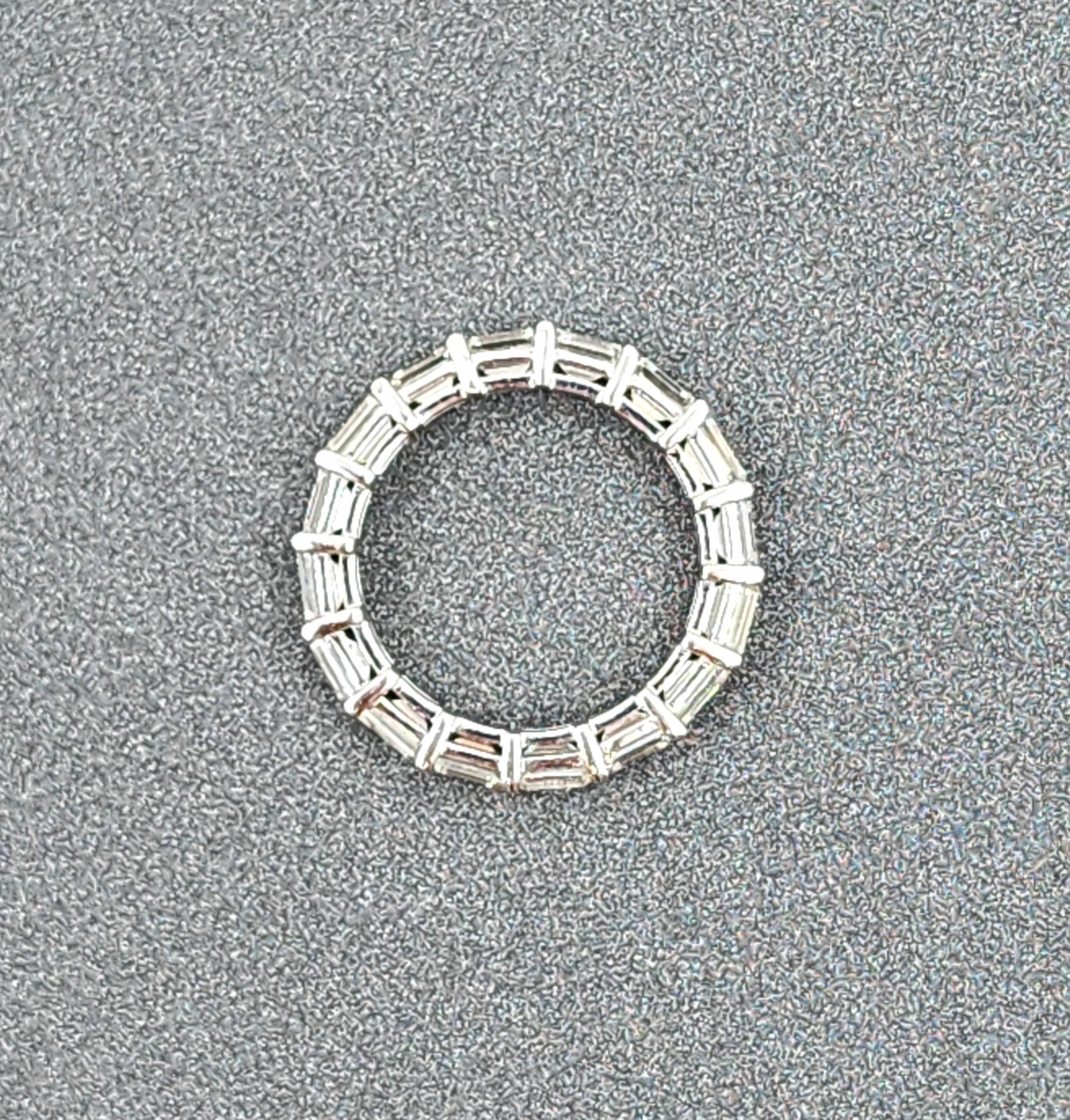 Anillo Eternidad 3,86 ct Corte Esmeralda Este Oeste Corte esmeralda en venta