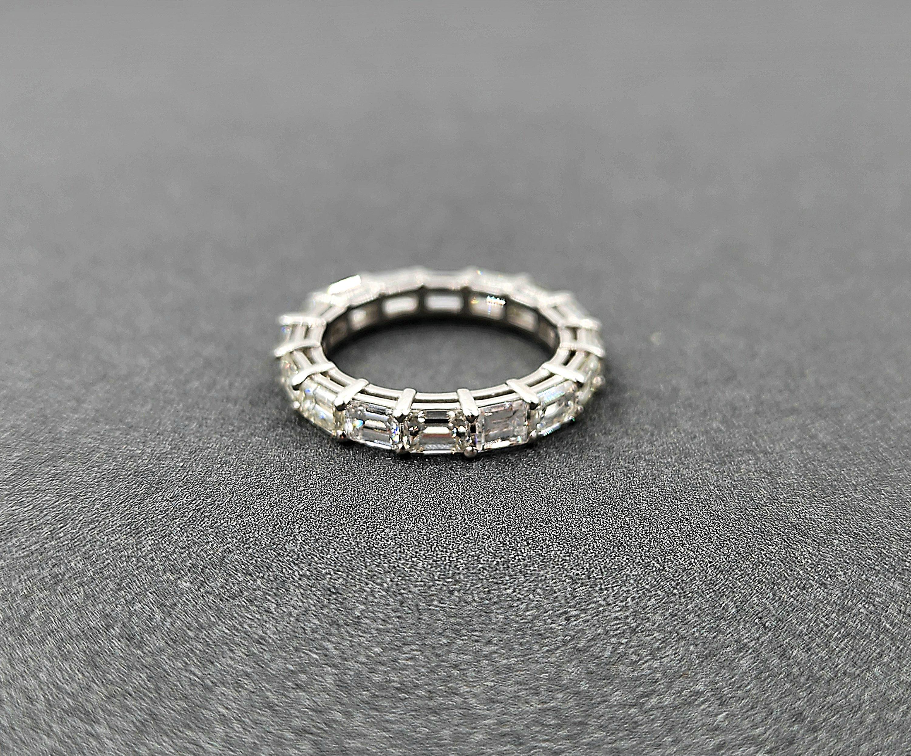 Anillo Eternidad 3,86 ct Corte Esmeralda Este Oeste en Nuevo estado para la venta en Chicago, IL