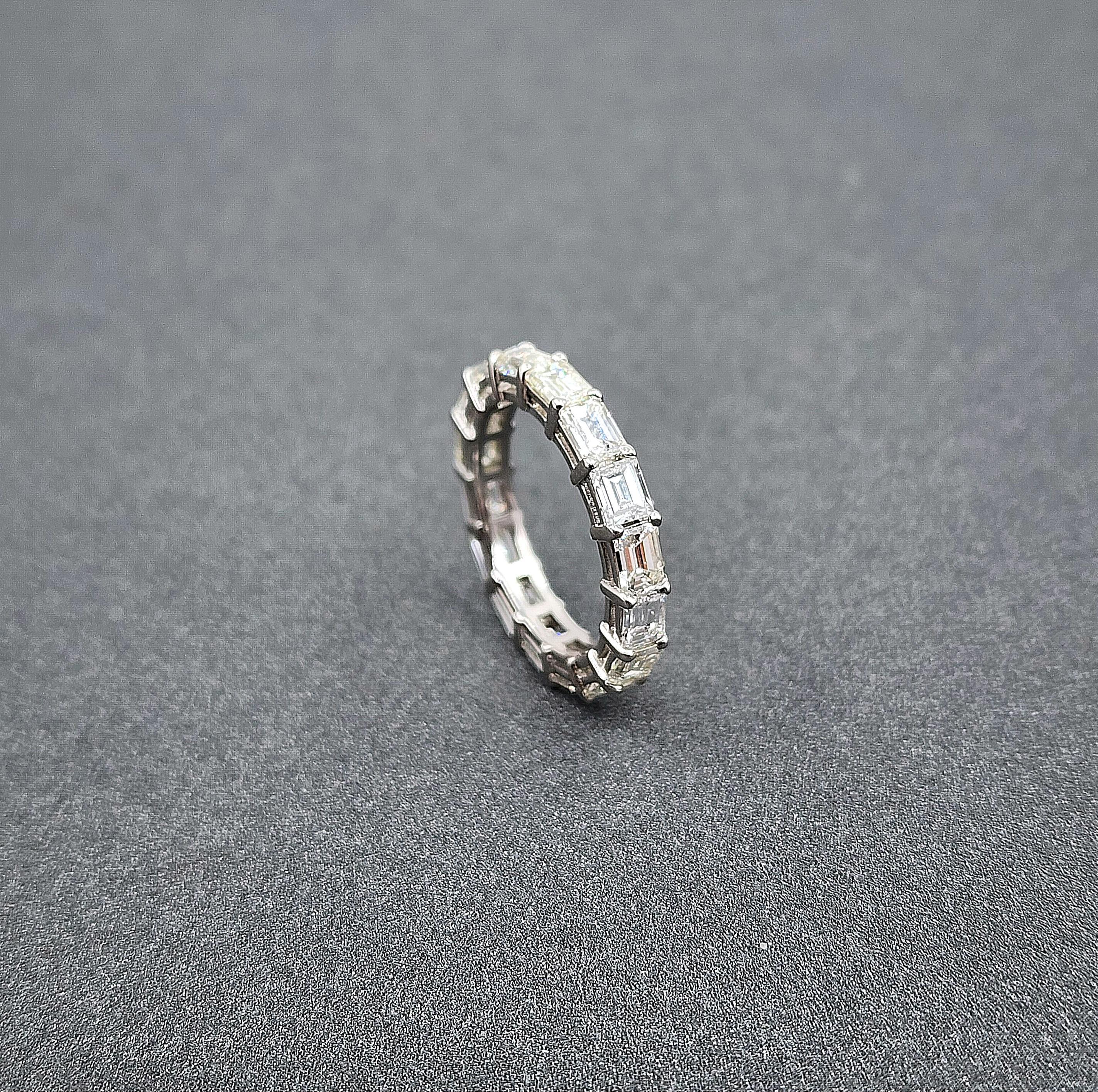 Femenino o masculino Anillo Eternidad 3,86 ct Corte Esmeralda Este Oeste en venta