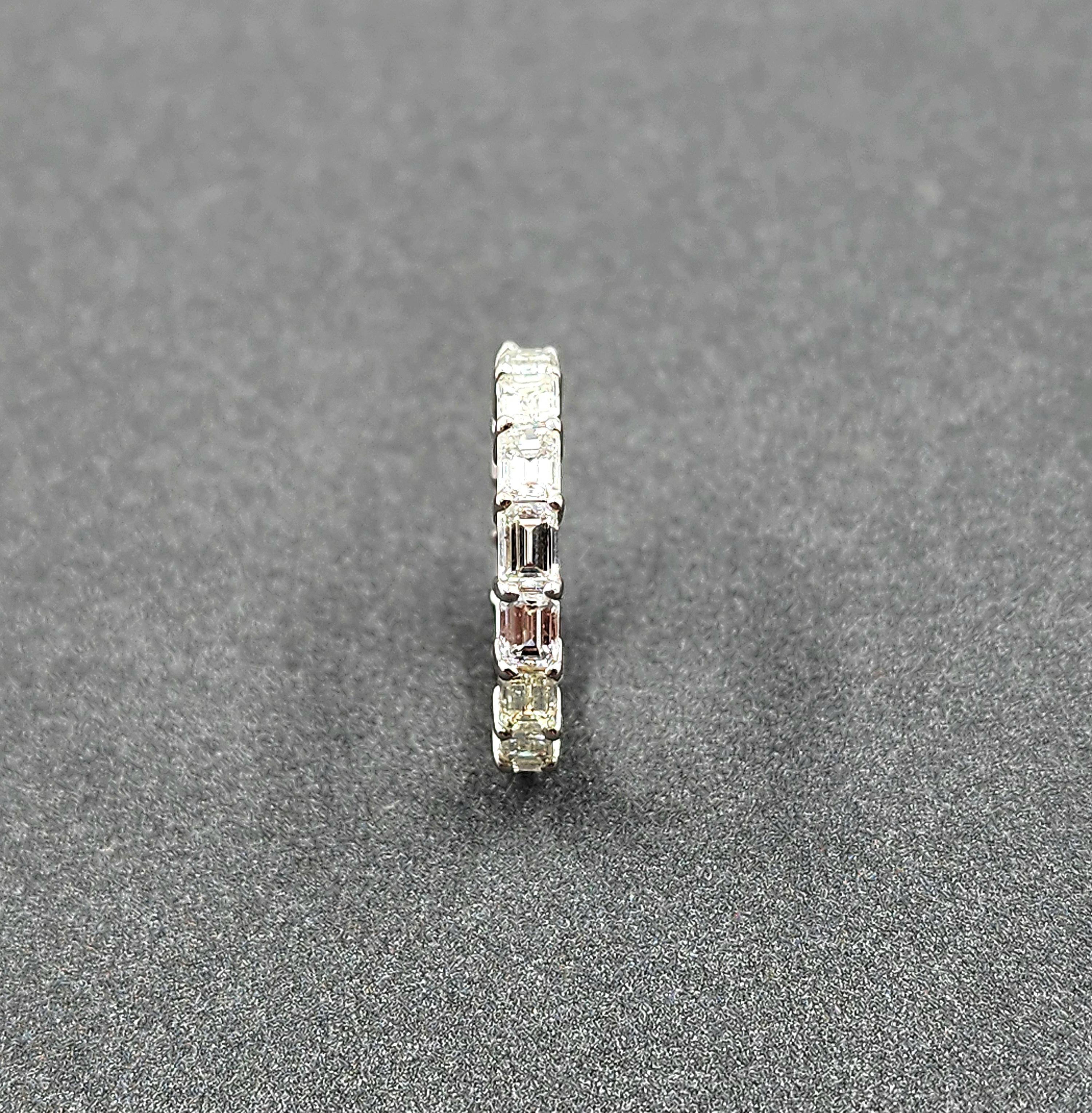 Anillo Eternidad 3,86 ct Corte Esmeralda Este Oeste en venta 2