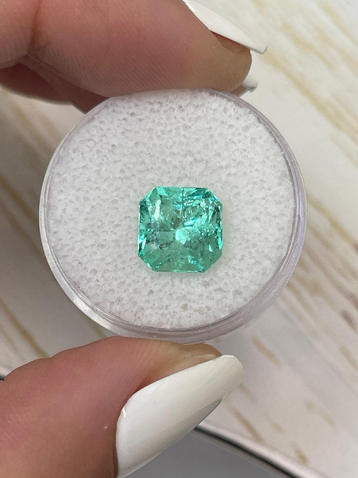 A. Stone: Smeraldo
Peso: 3,87 carati
Forma: Taglio Asscher
Chiarezza: Trasparente
Lucentezza: Eccellente
Colore: Verde chiaro
Misure: 9,28 mm x 9,04 mm x 7,58 mm
Origine geografica: Colombia
Trattamento: Naturale, oliatura

Commenti: A causa delle