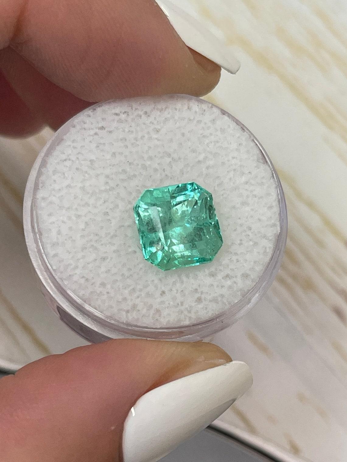 Moderno 3,87 Carati 9x9 Smeraldo Colombiano Verde Chiaro - Taglio Asscher Angoli Tagliati Maggio in vendita