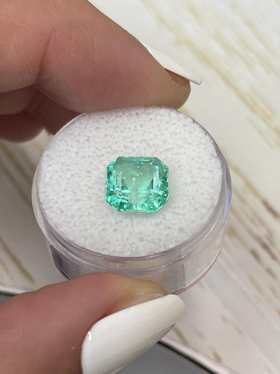 Donna 3,87 Carati 9x9 Smeraldo Colombiano Verde Chiaro - Taglio Asscher Angoli Tagliati Maggio in vendita