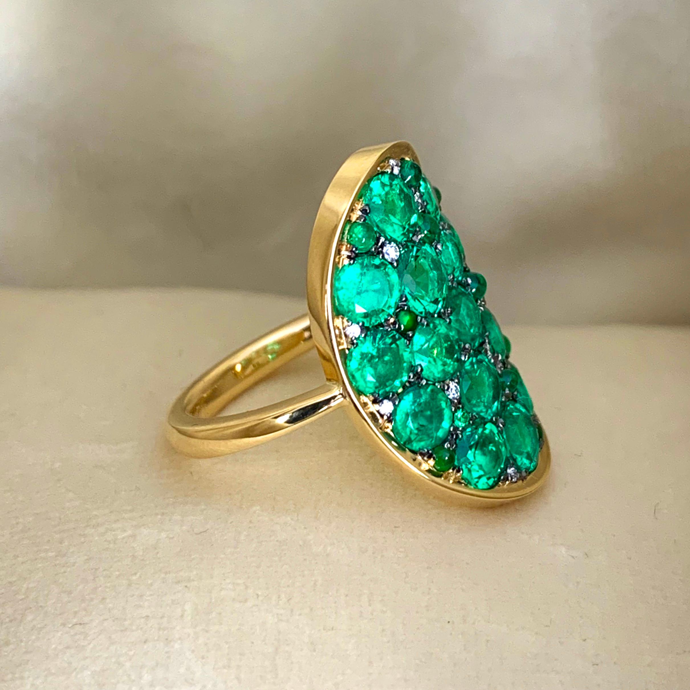 3.87 Carat Columbian Emerald, Diamond and Jadeite Pave Ring In New Condition In Antwerp, BE