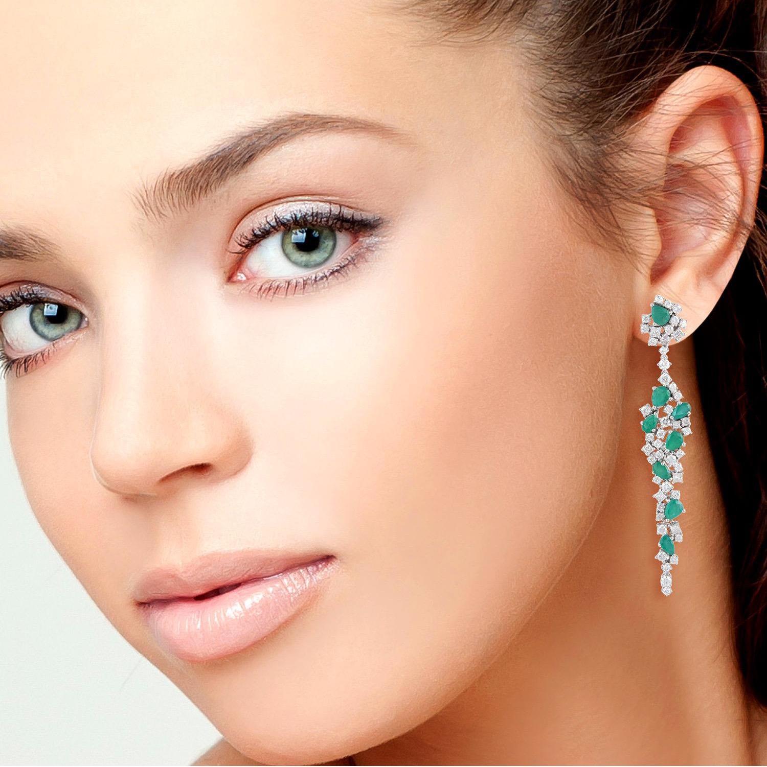 Fundidos en oro de 18 quilates, estos exquisitos pendientes están engastados a mano con 3,87 quilates de esmeralda y 3,38 quilates de brillantes diamantes.

SEGUIR  escaparate de MEGHNA JEWELS para ver la última colección y piezas exclusivas. 