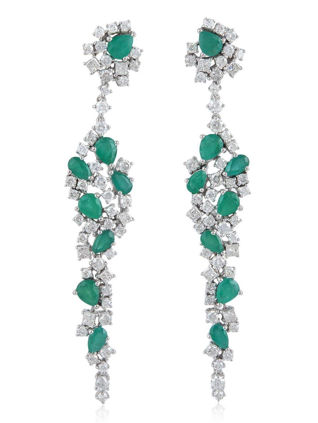 Taille mixte Boucles d'oreilles en or blanc 18 carats avec grappe de diamants et émeraudes de 3,87 carats en vente