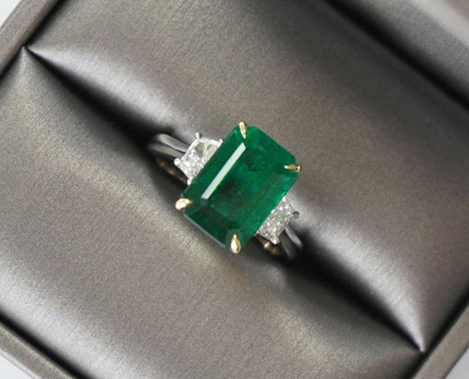 3.87 Carat Emerald EC Three Stone Ring In New Condition For Sale In New York, NY