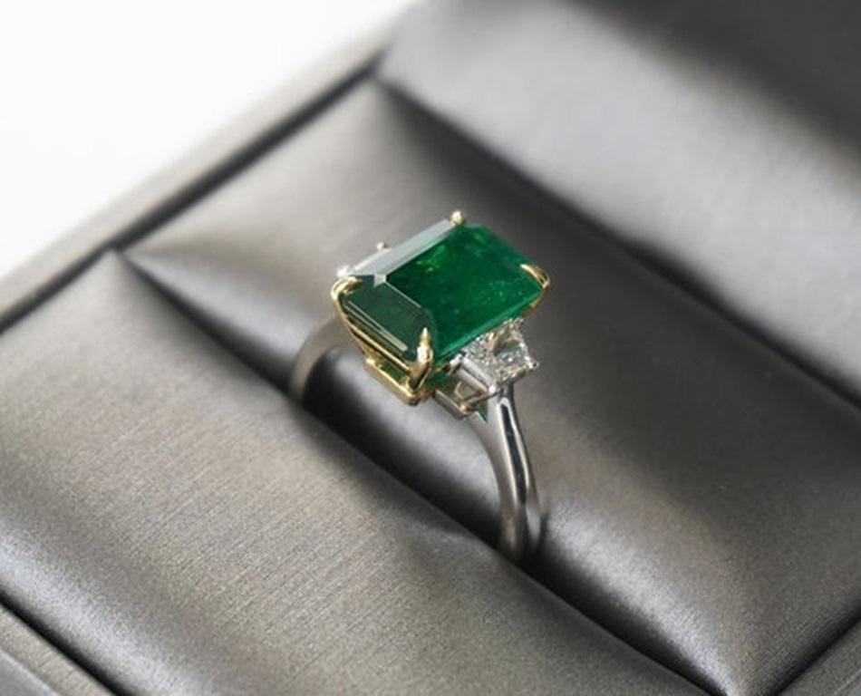 Women's 3.87 Carat Emerald EC Three Stone Ring For Sale