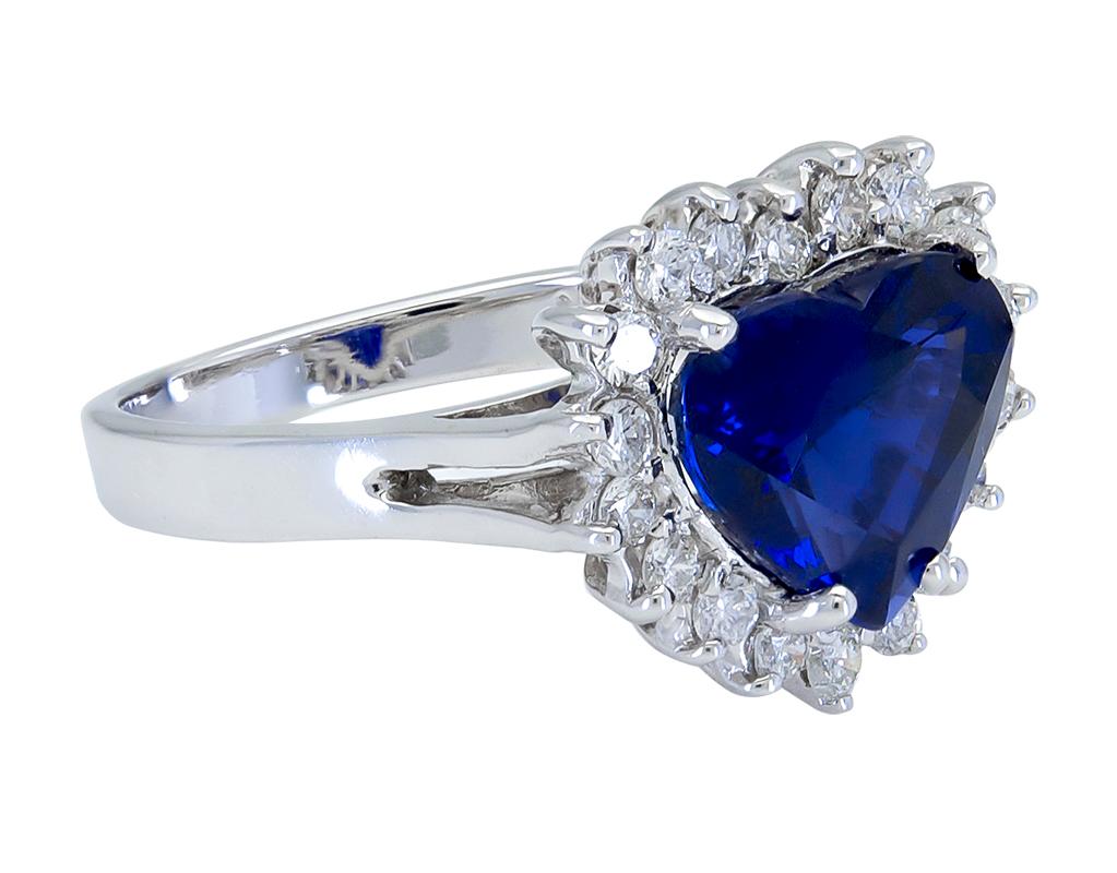 Verlobungsring mit 3,87 Karat herzförmigem blauem Saphir und Diamant-Halo (Zeitgenössisch) im Angebot
