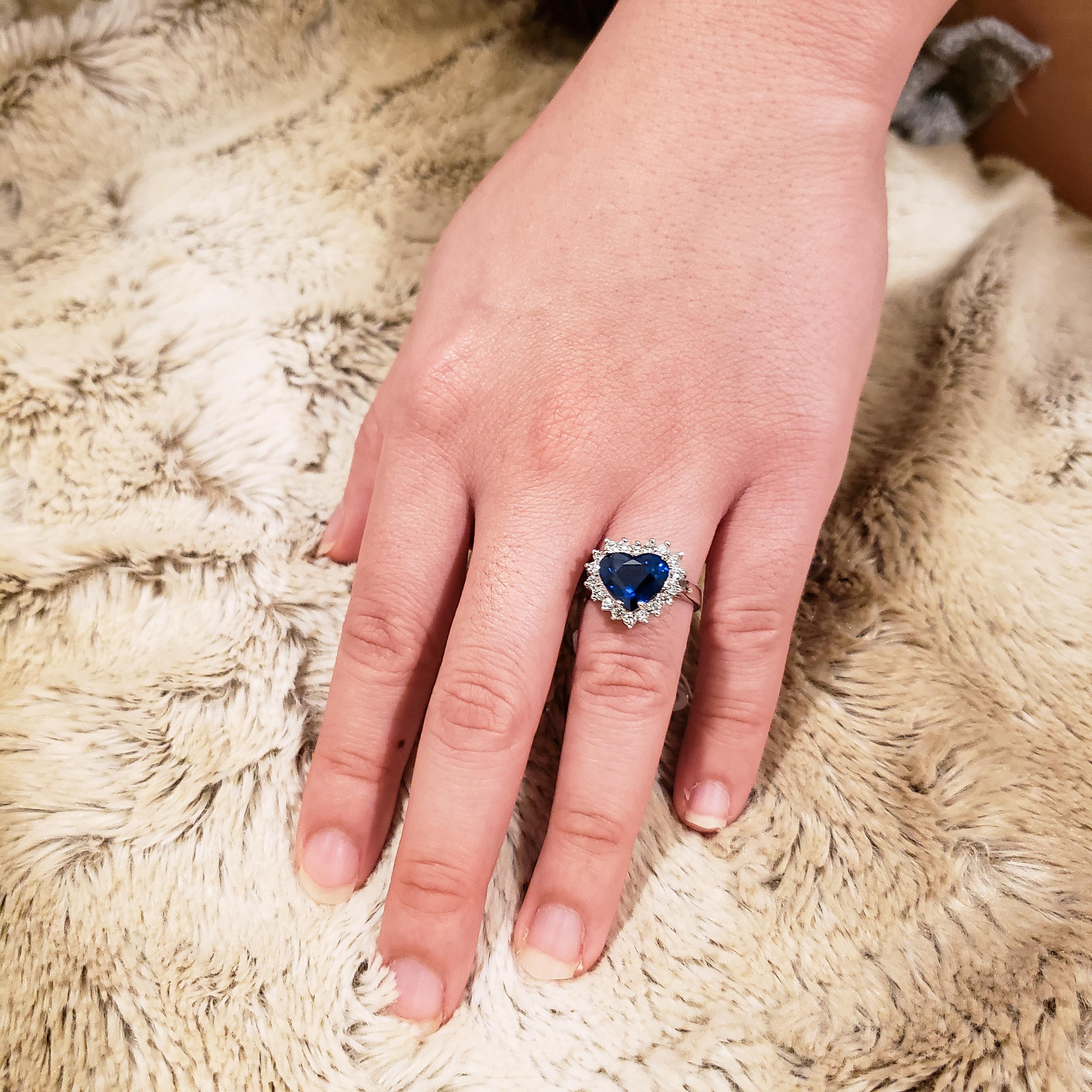 Verlobungsring mit 3,87 Karat herzförmigem blauem Saphir und Diamant-Halo im Zustand „Gut“ im Angebot in New York, NY