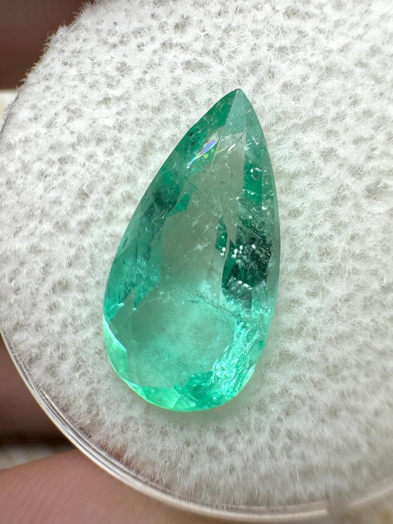 Pierre : Émeraude
Poids : 3,87 carats
Forme : Coupe poire
Clarté : Transparent
Lustre : Très bon
Couleur : vert clair
Dimensions : 15,41 mm x 8,22 mm x 5,48 mm
Origine géographique : Colombie
Traitement : Naturel, huilé

Commentaires : En raison de