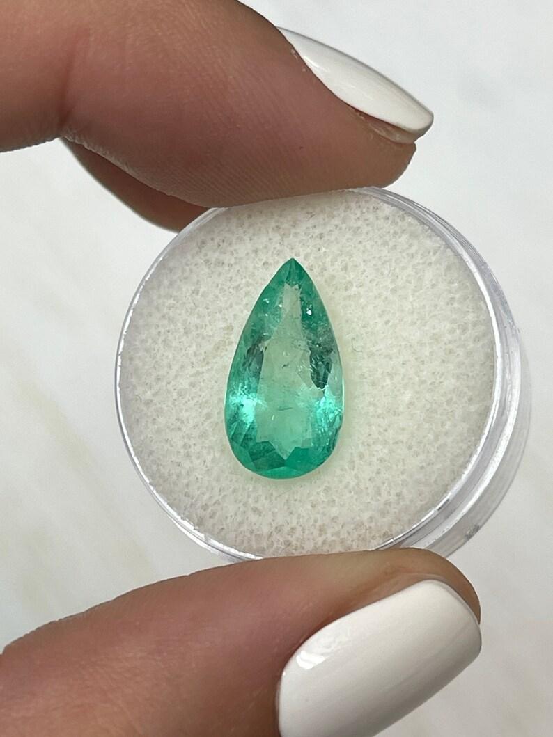Moderne Émeraude colombienne vert clair de 3,87 carats, taille poire, en forme de larme, non sertie May Birthston en vente