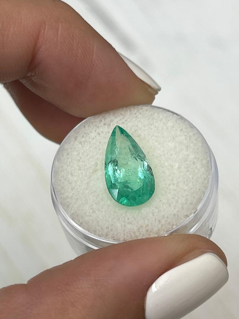 Taille poire Émeraude colombienne vert clair de 3,87 carats, taille poire, en forme de larme, non sertie May Birthston en vente