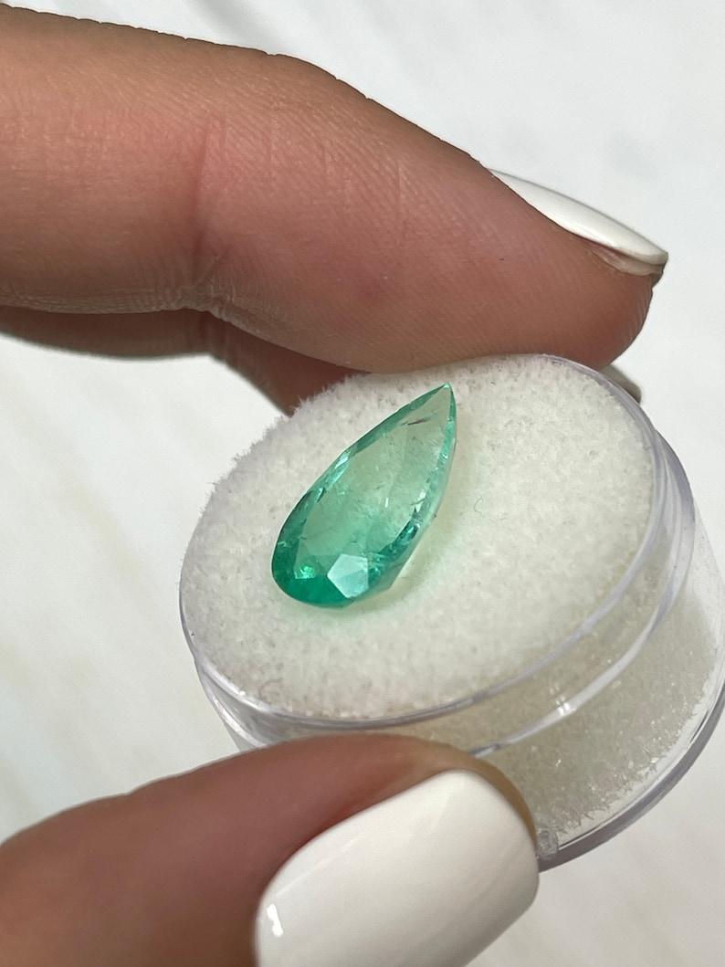 Émeraude colombienne vert clair de 3,87 carats, taille poire, en forme de larme, non sertie May Birthston Pour femmes en vente